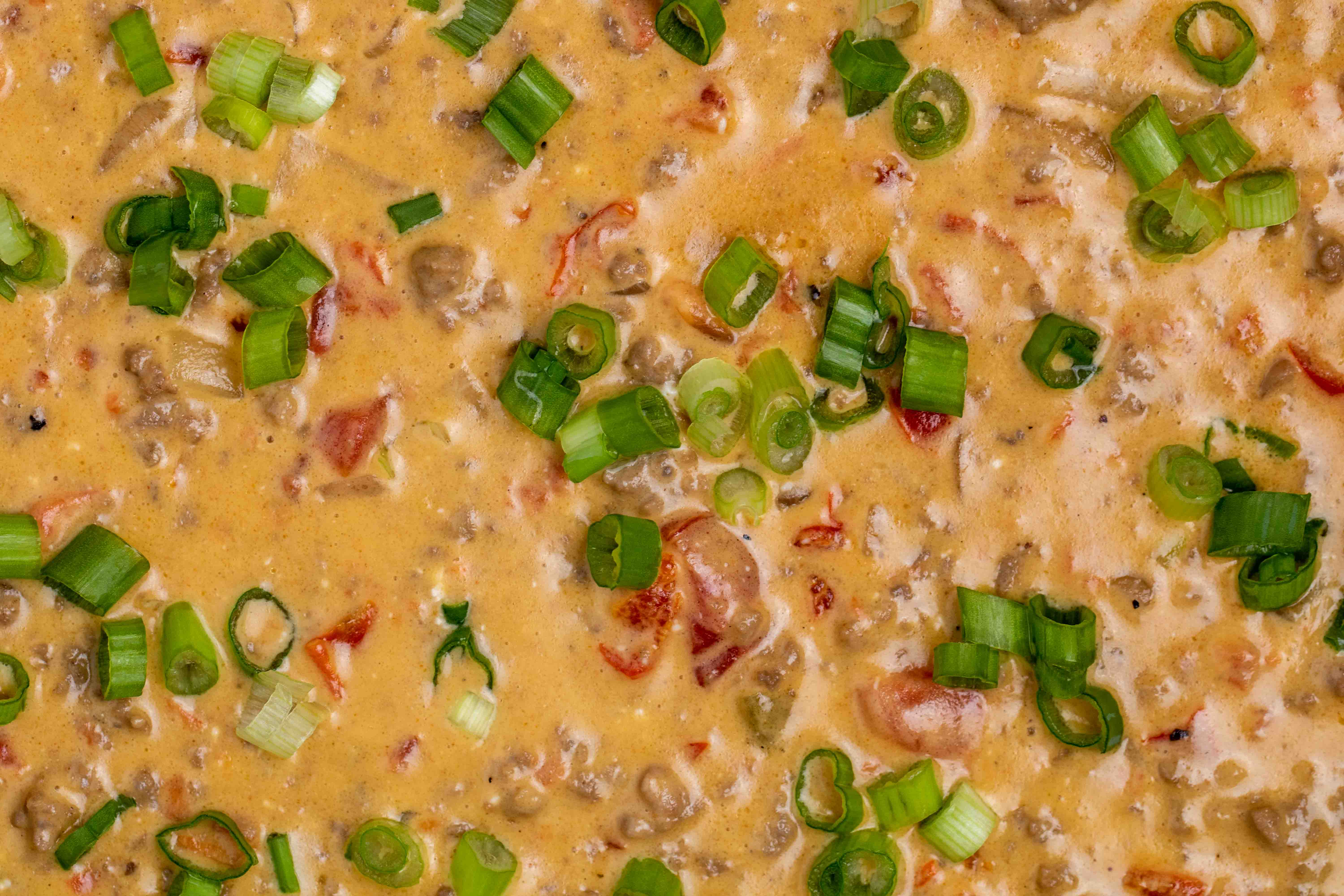 Vue de dessus du dip Rotel avec ciboules