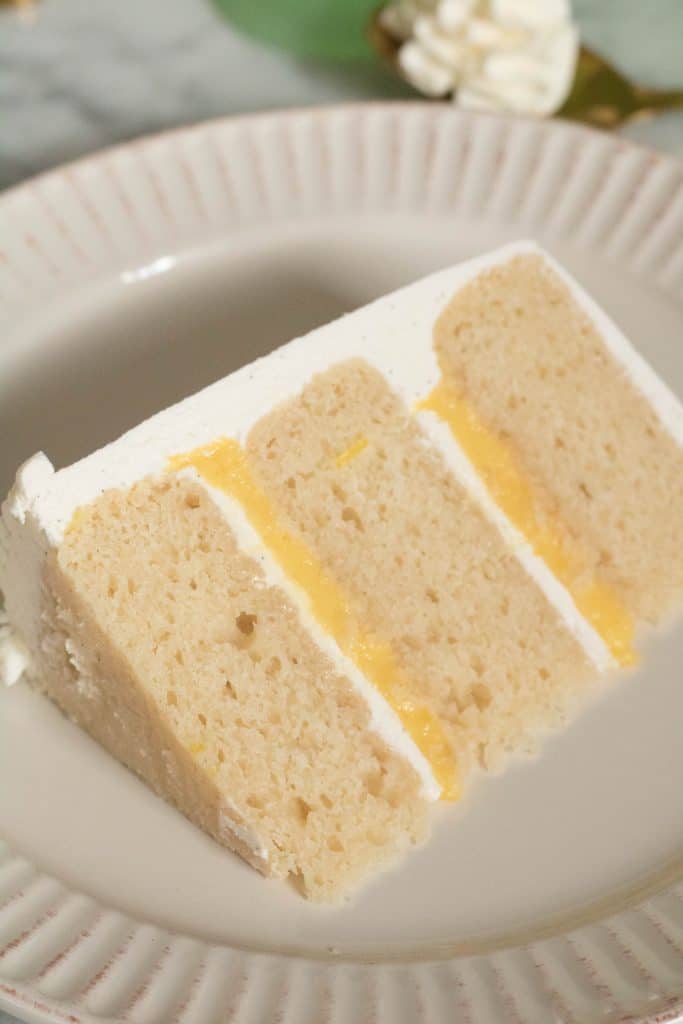 gâteau à étages à la vanille avec confiture de citron et crème au beurre à la meringue italienne à la fève de vanille