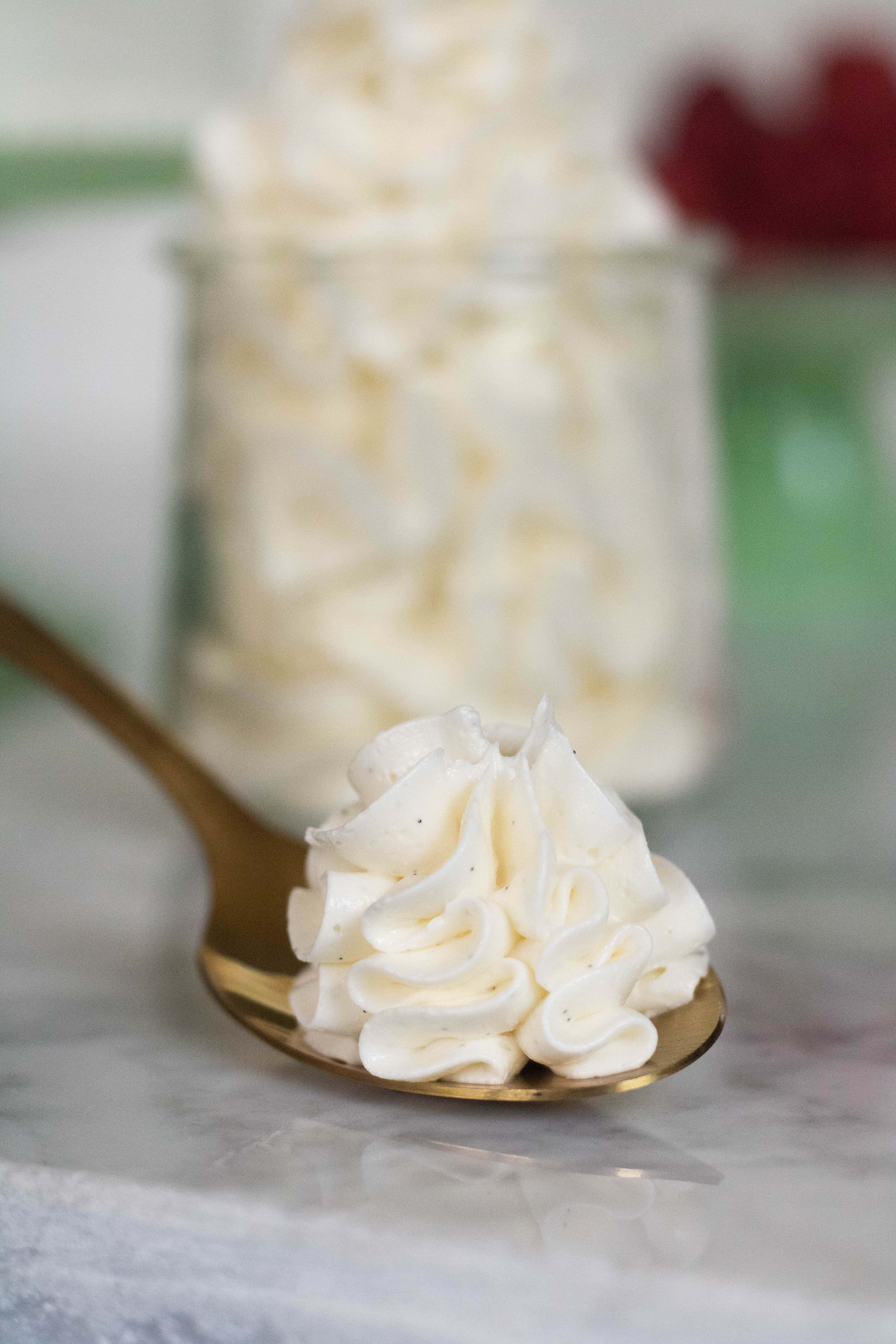 Crème à la vanille avec des particules de fève