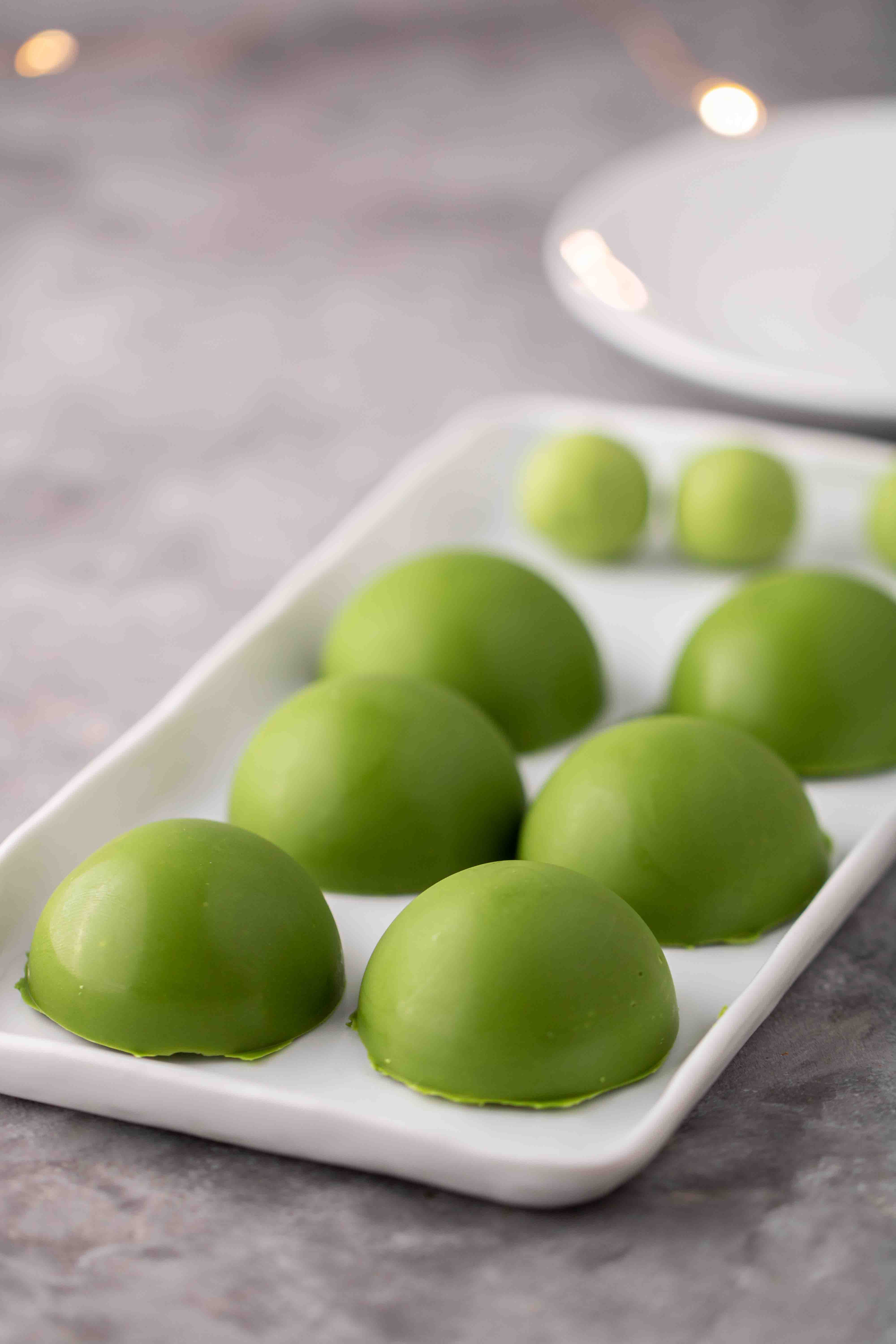 Gros plan sur les bombes blanches au chocolat et matcha
