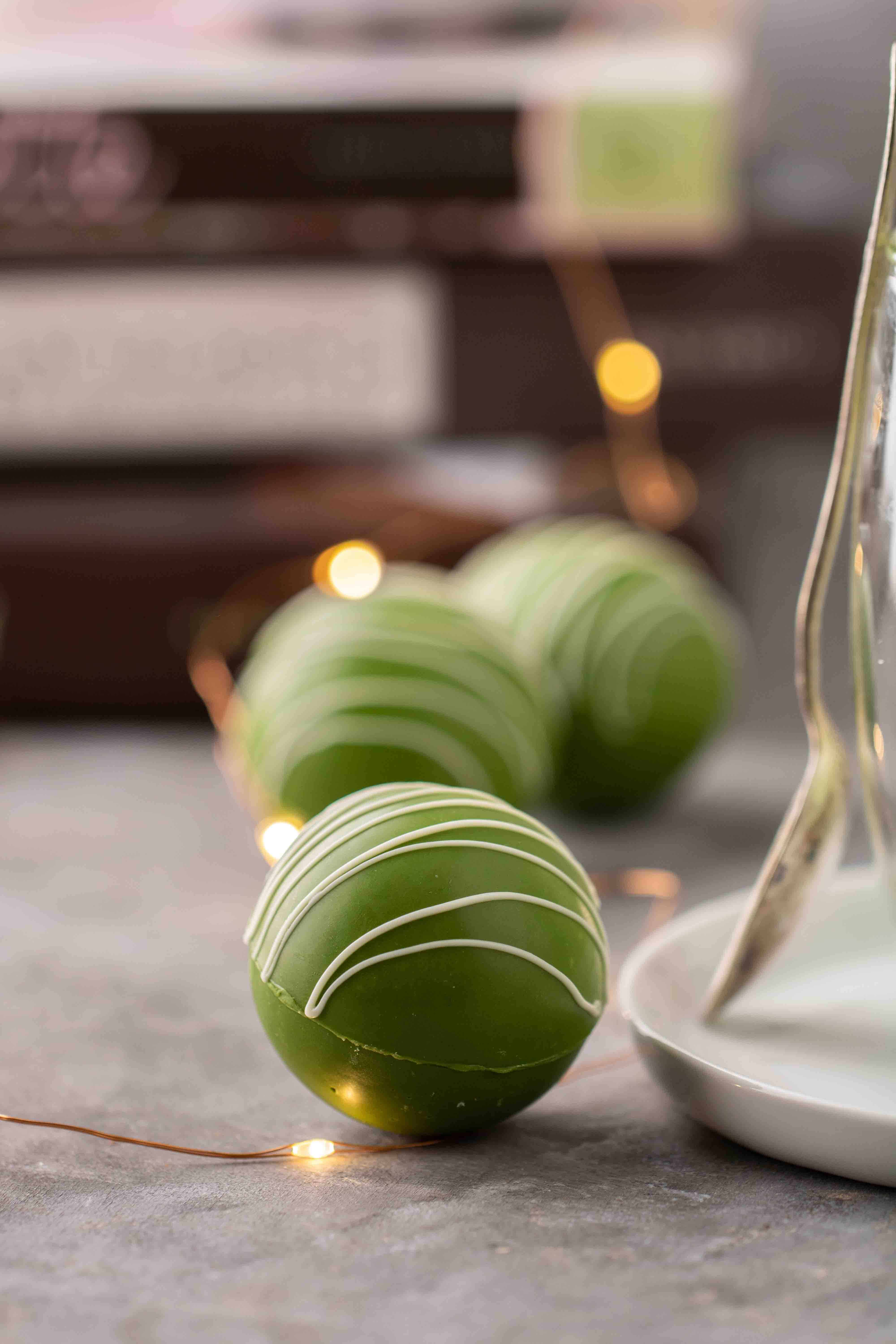 Gros plan sur les bombes de chocolat blanc et matcha