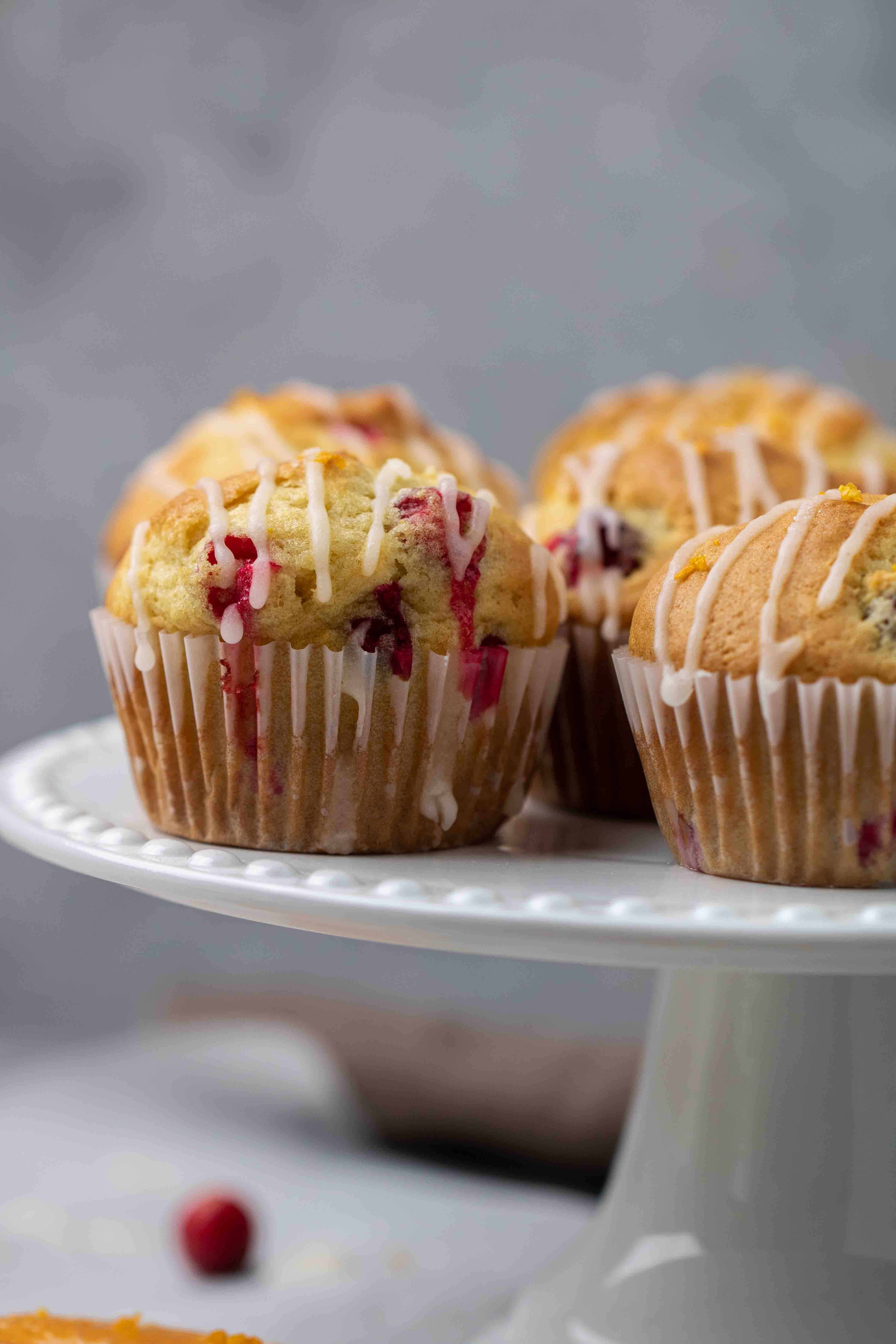 Muffins de style boulangerie aux canneberges et à l’orange sur un présentoir à gâteau