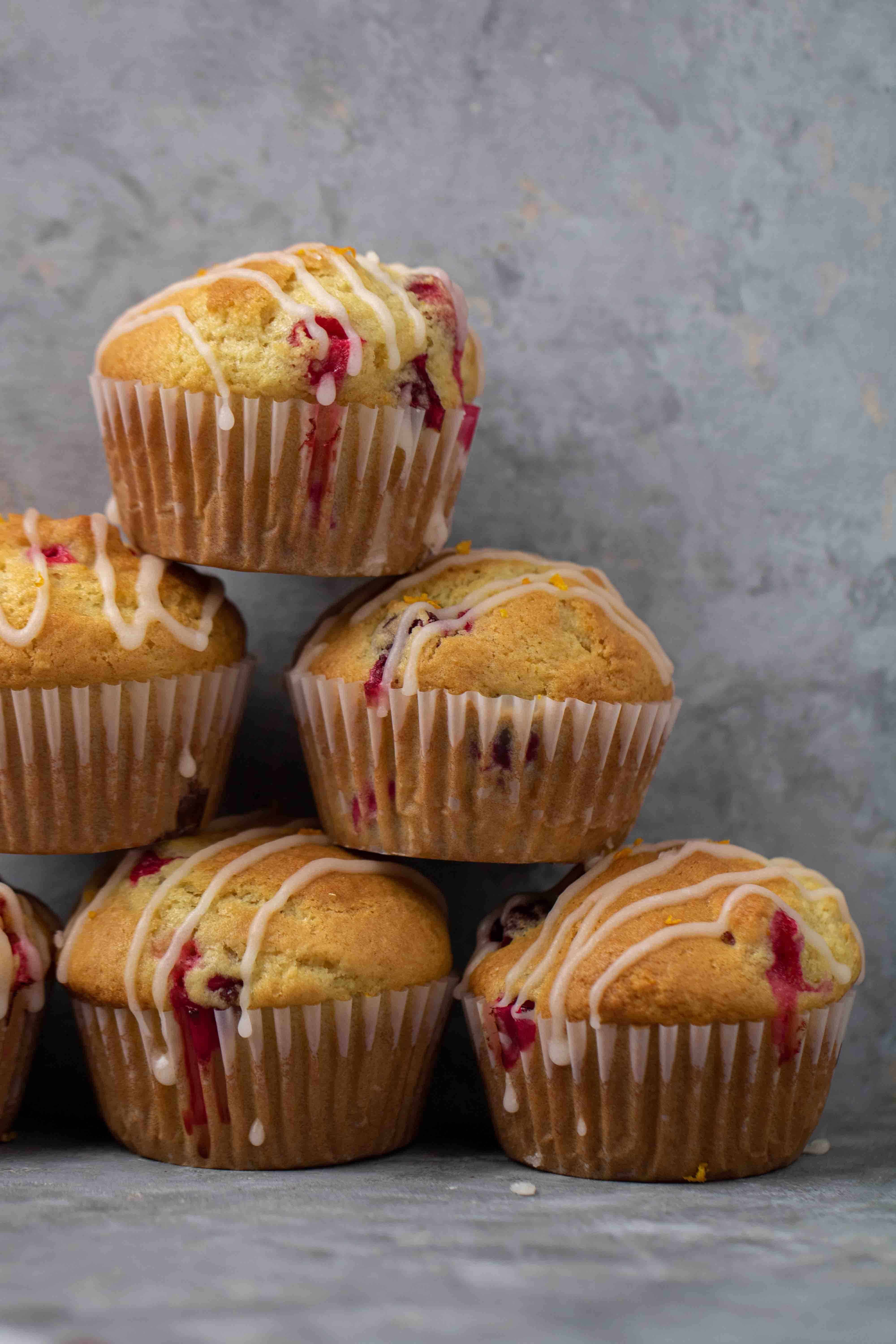 Pile de muffins à l’orange et aux canneberges