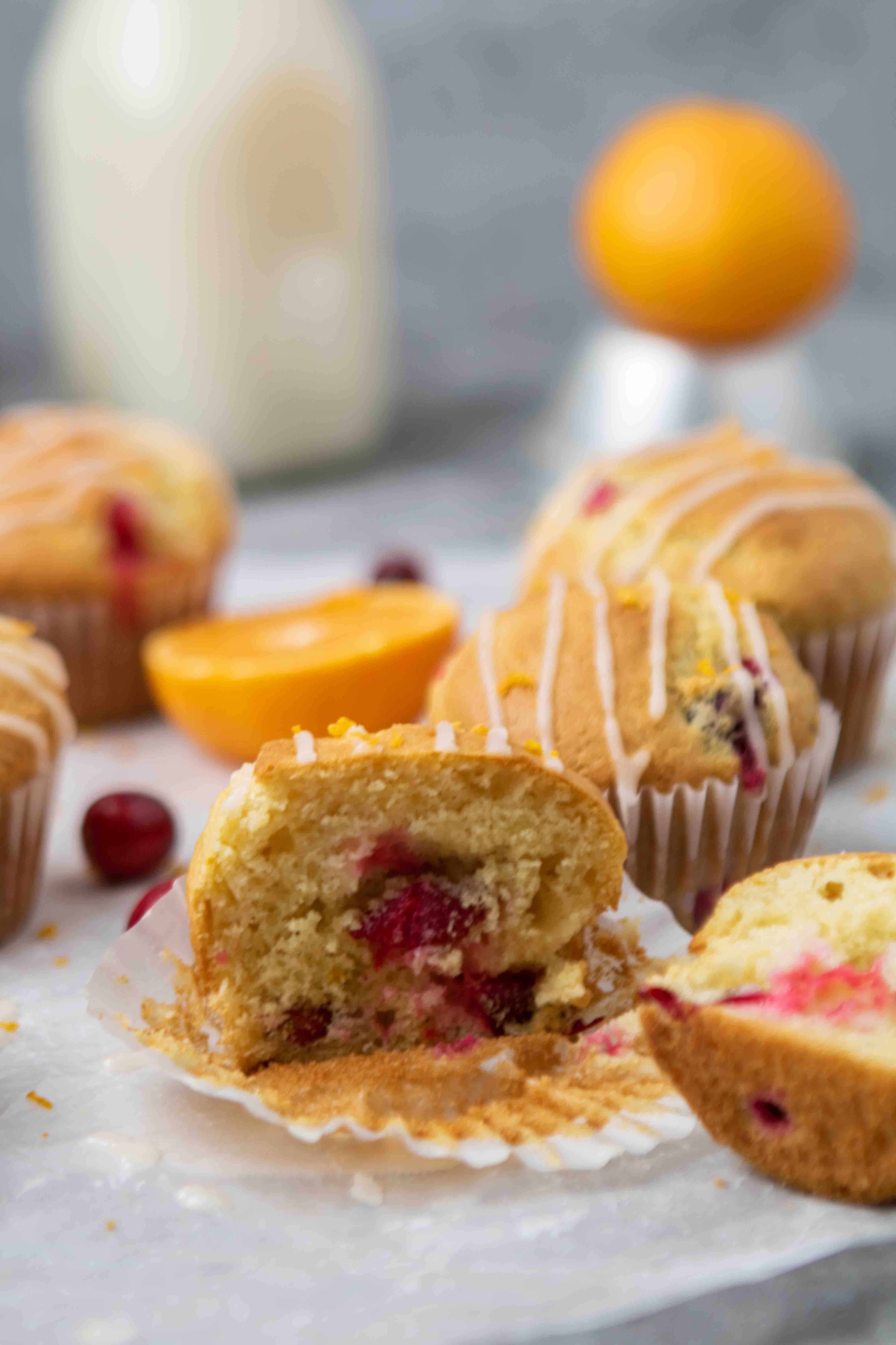 Muffin à la canneberge et à l’orange coupé en deux