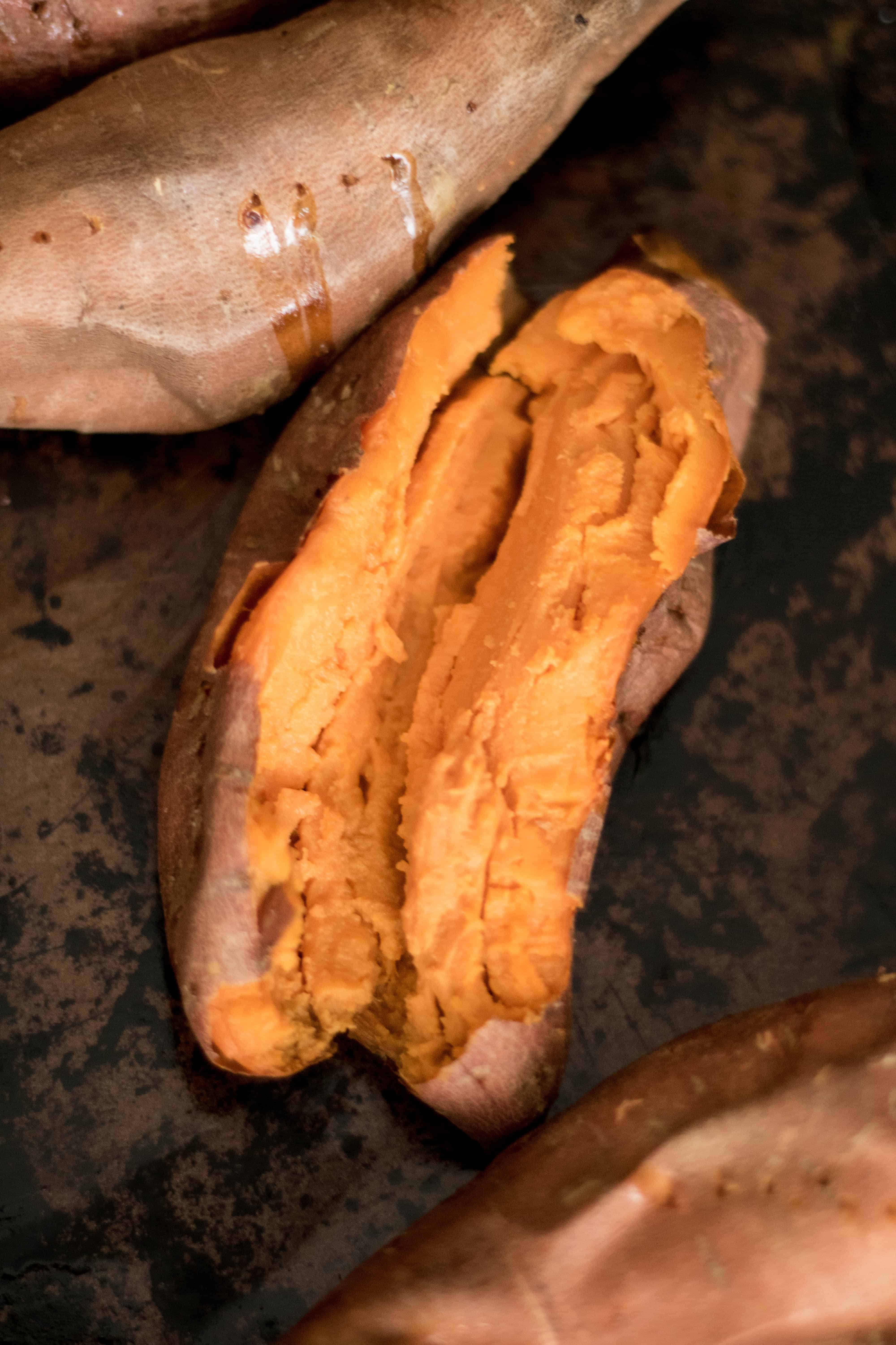 patate douce cuite au four sur un fond noir