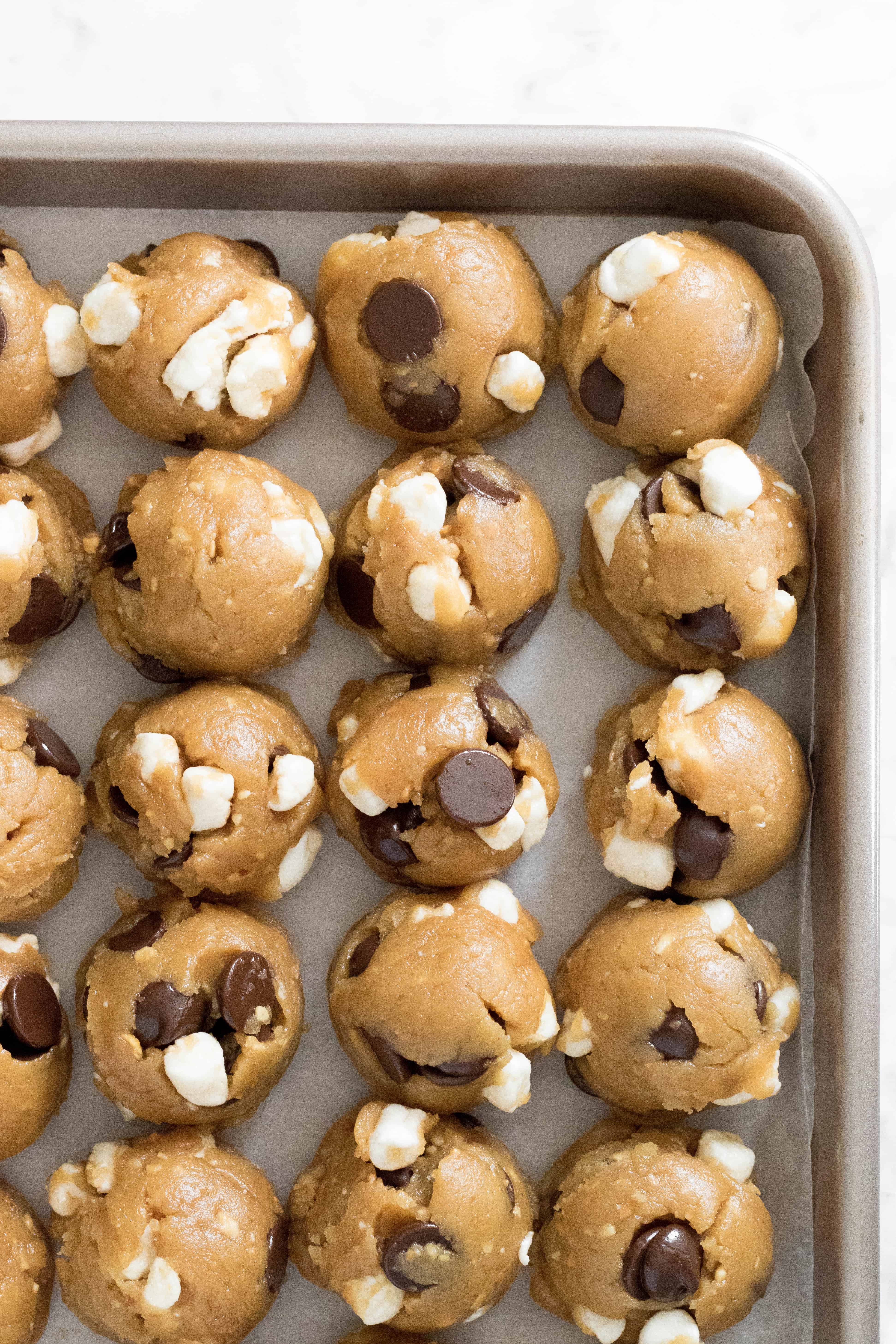Pâte à cookie avant la cuisson pour les biscuits au chocolat et S'mores