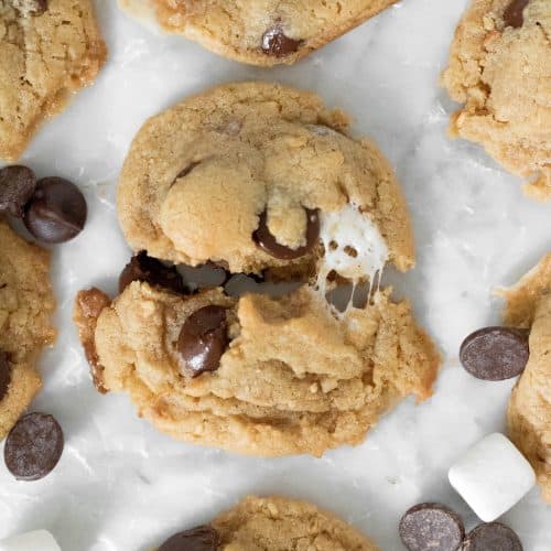 Recette de cookies S'mores beurre de cacahuète coupés en deux avec un centre de marshmallow gooey