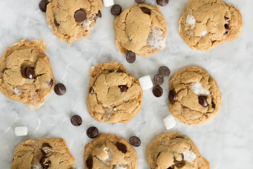 Vue de dessus de biscuits au beurre de cacahuète, marshmallows et pépites de chocolat juste après la cuisson