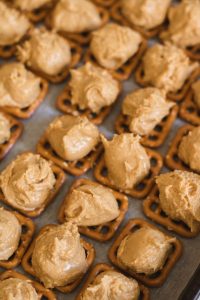 Boulettes de beurre de cacahuète sur pretzel pour bouchées Buckeye