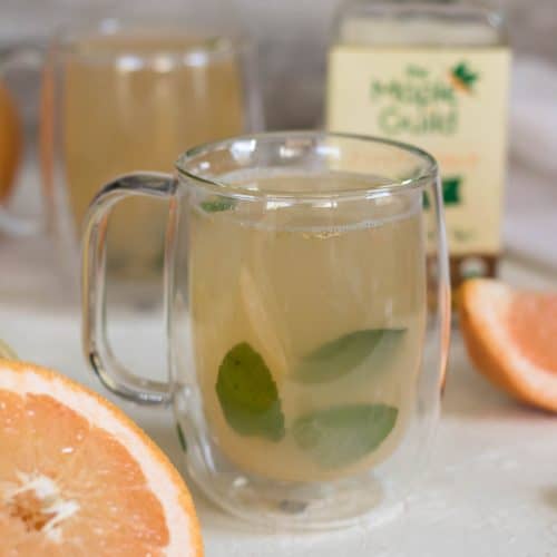 Savourez un thé détox au pamplemousse et à la menthe chaud