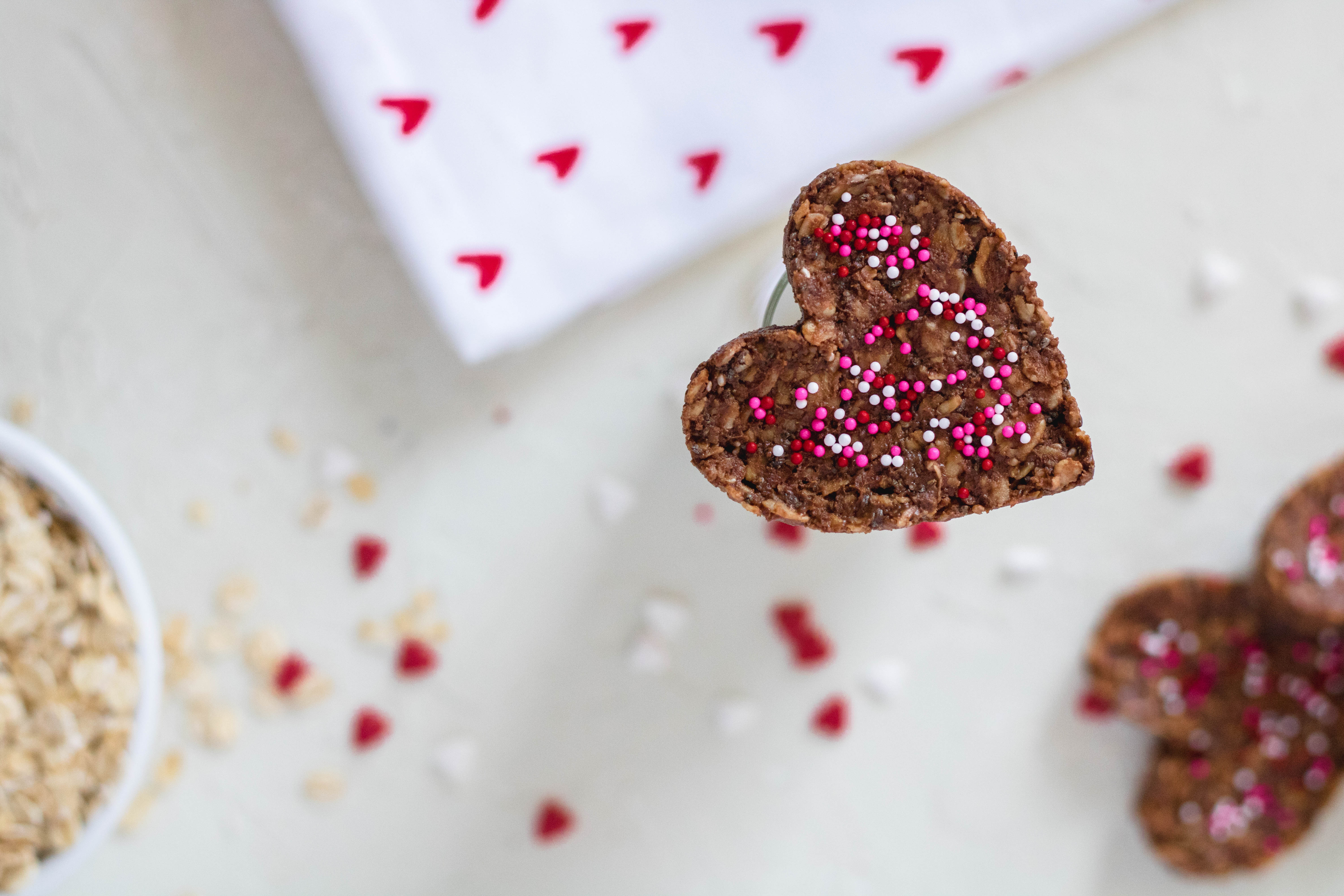 Biscuits sains sans cuisson sur une assiette en verre