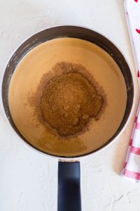 ajout du sucre de coco dans la mixture fondue