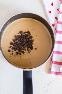 ajout des pépites de chocolat dans la beurre de cacahuète