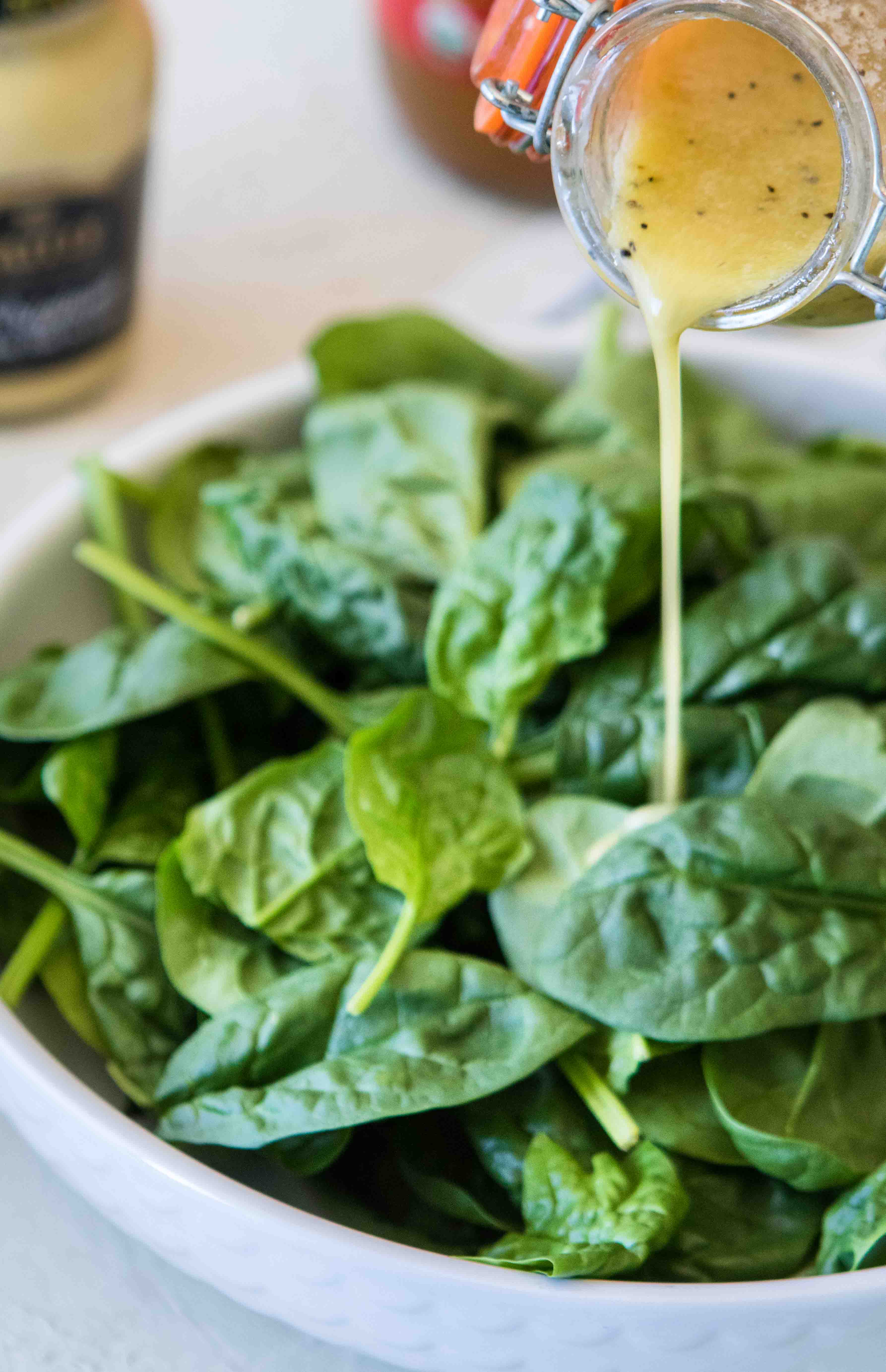 Vinaigrette saine à base de vinaigre de cidre en 5 minutes, parfaite avec une salade d’épinards