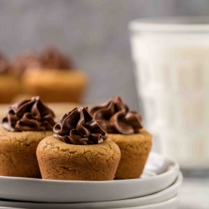 Cookies en forme de cup avec beurre de cacahuète et glaçage au chocolat