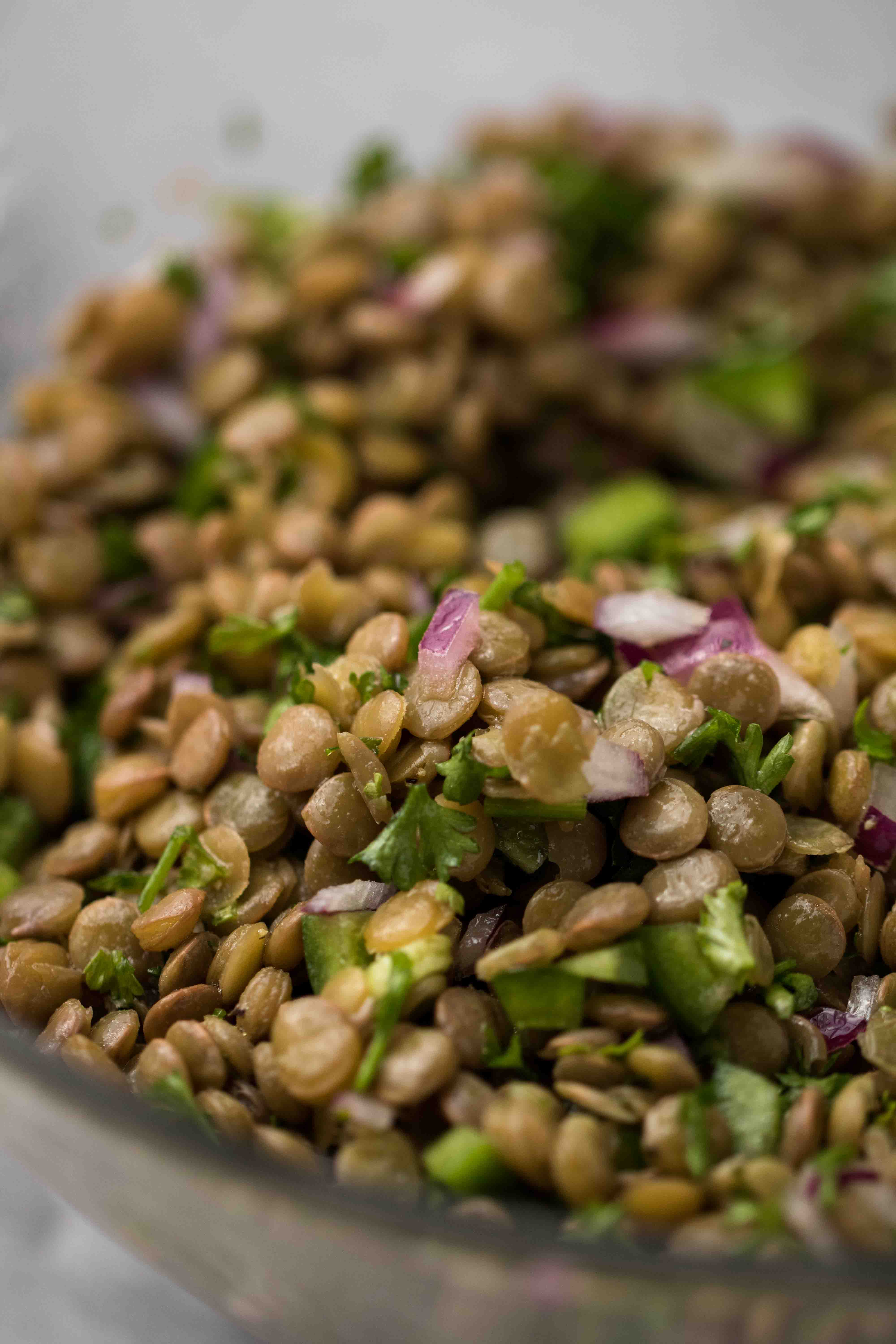 Salade de lentilles saine et rapide avec oignons