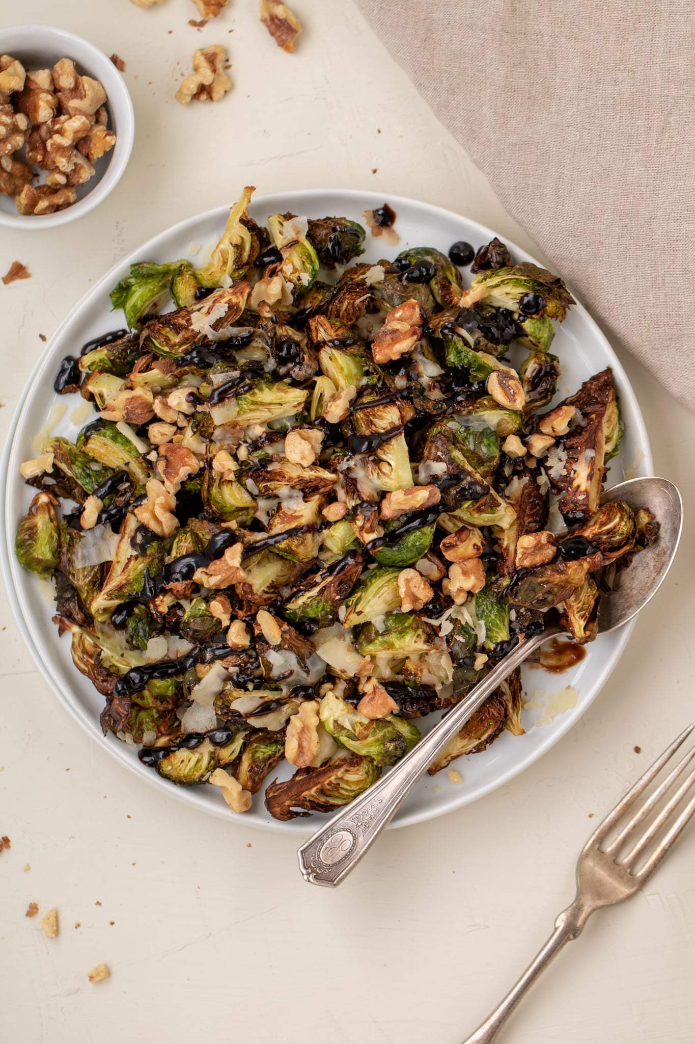 Vue de dessus de choux de Bruxelles dans une assiette avec une cuillère à côté