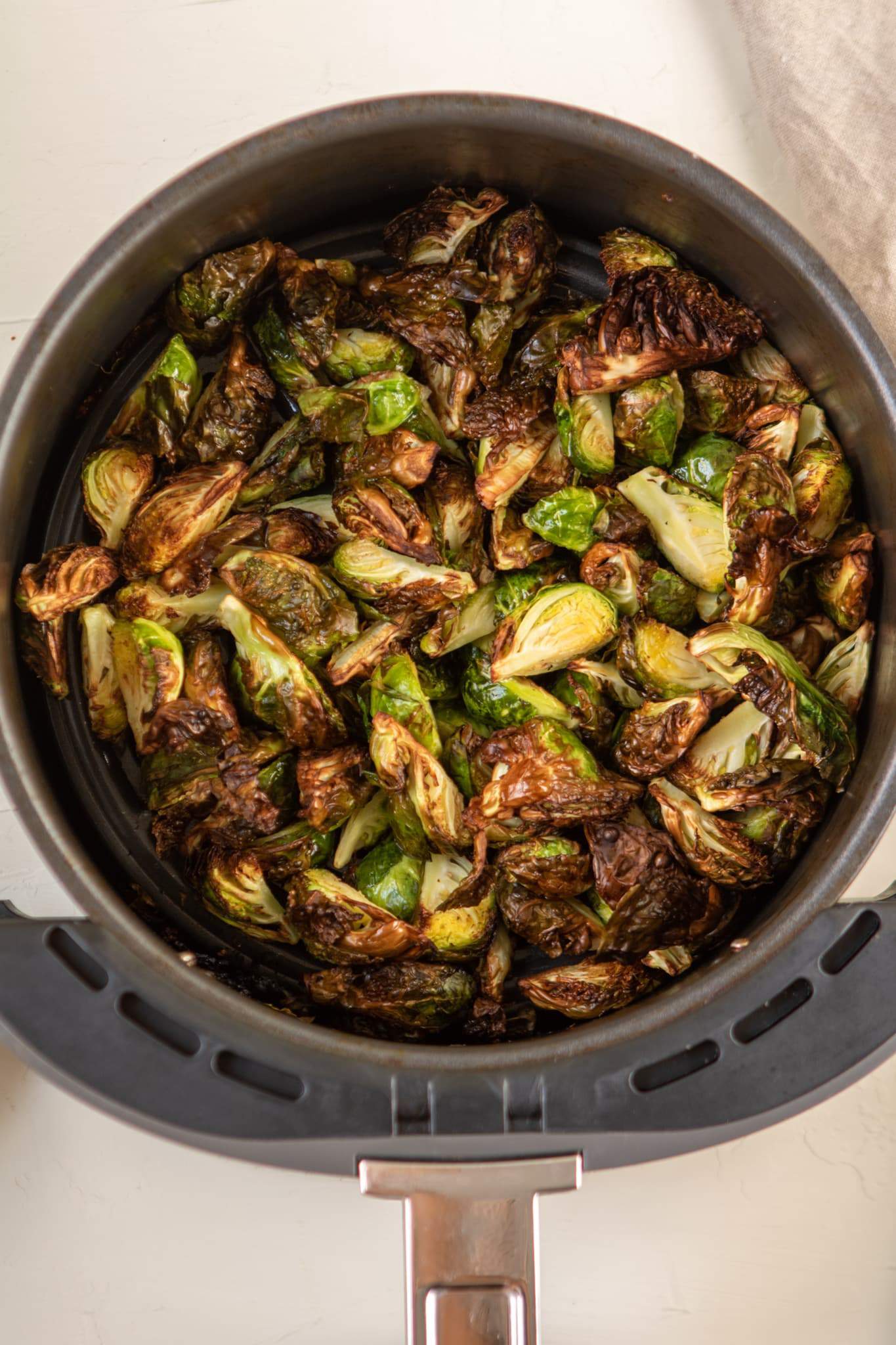 Choux de Bruxelles frits dans la friteuse à air