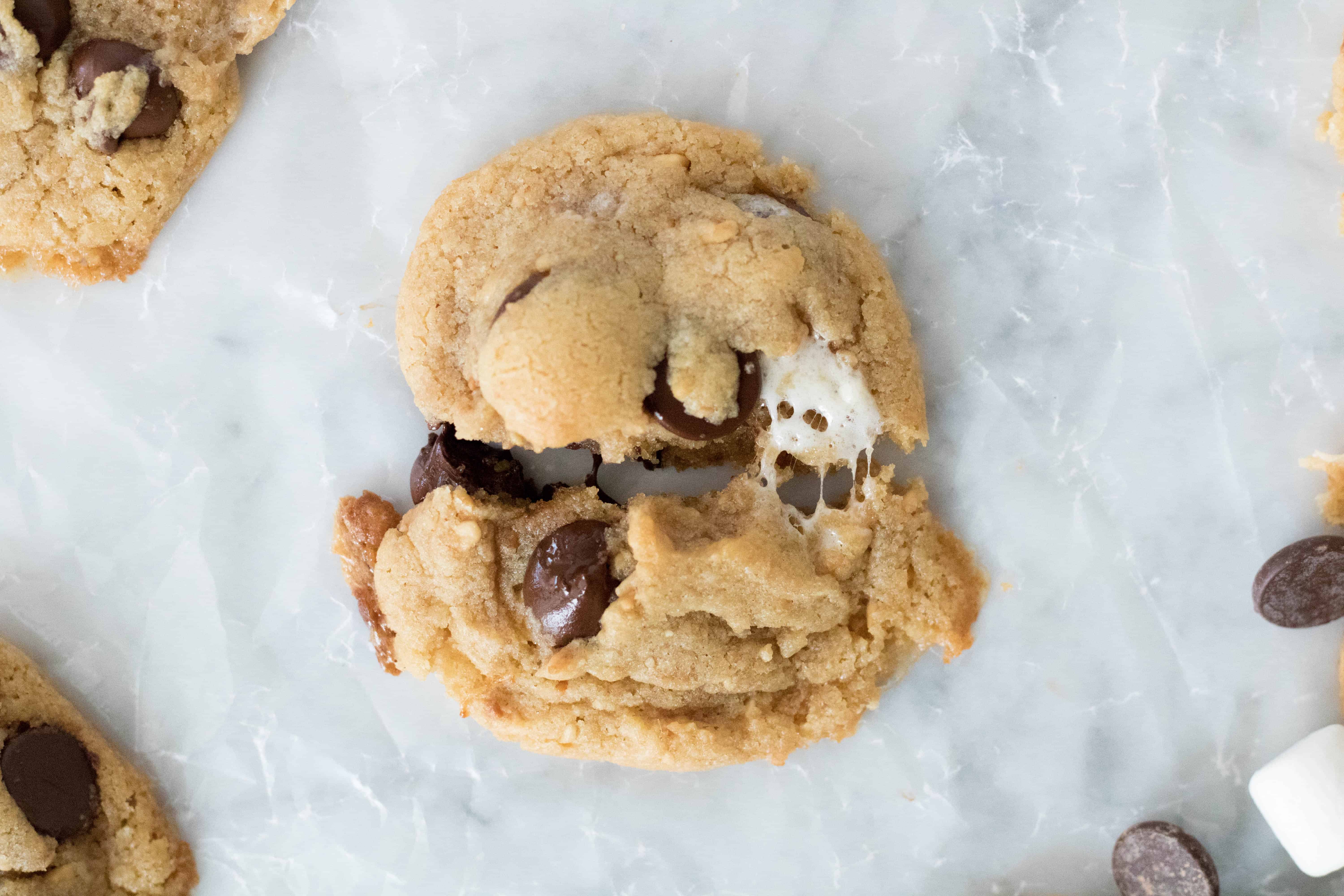 Vue de dessus de biscuits au beurre d’arachide et S’mores