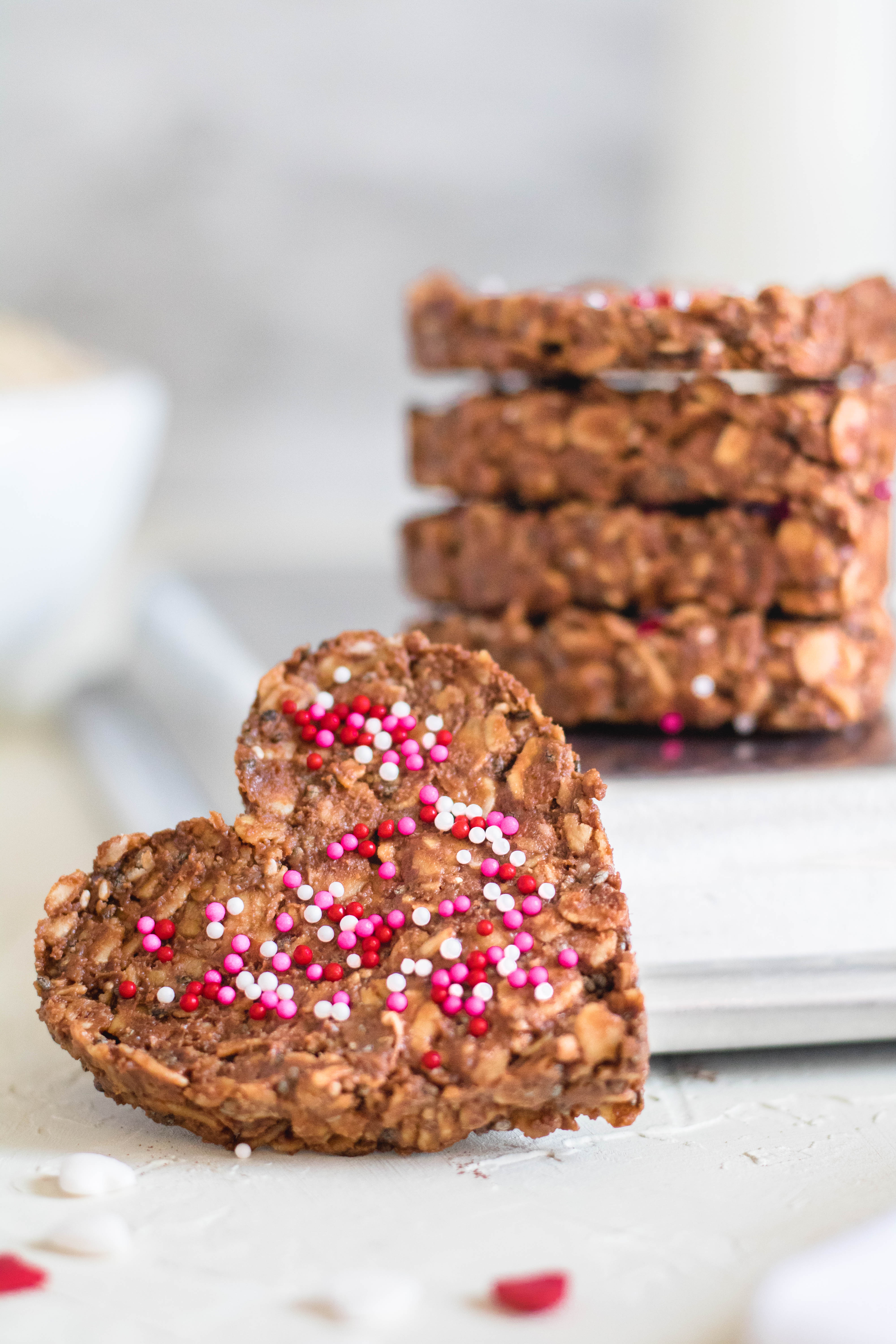 Biscuits sains sans cuisson en forme de cœurs avec des vermicelles roses