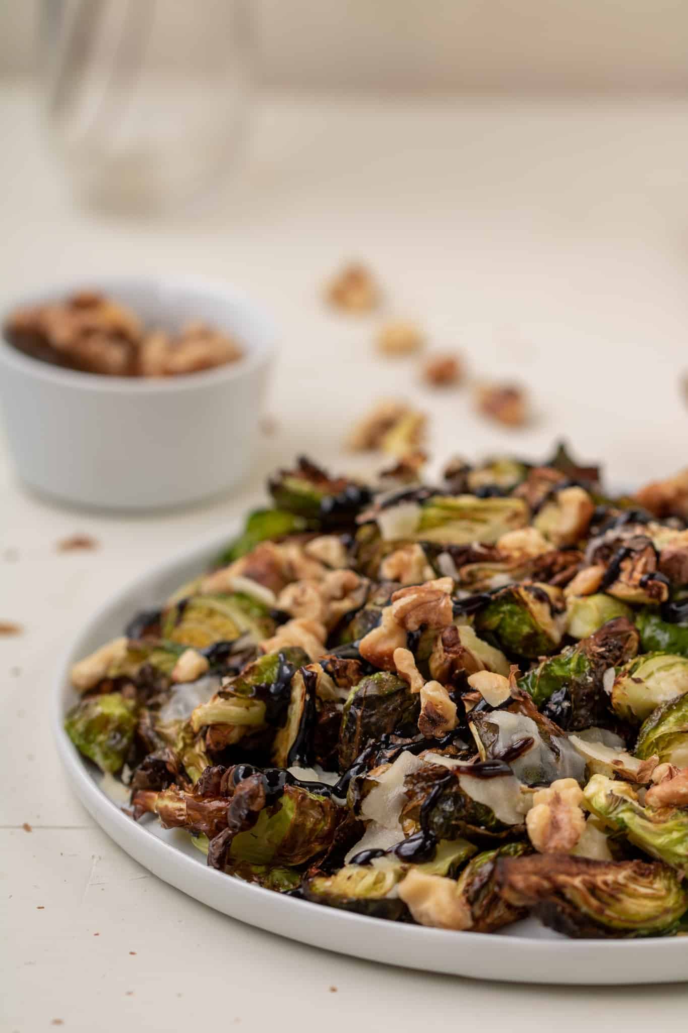 Choux de Bruxelles dans une assiette avec une cuillère à côté