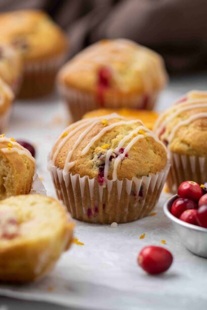 Muffins Faciles et Moelleux aux Canneberges et à l’Orange, glacés à l’orange