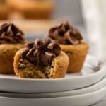 Tartelettes aux biscuits à la pâte d’arachide garnies d’un glaçage au chocolat fondant