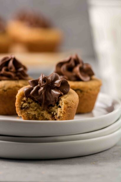 Tartelettes aux biscuits à la pâte d’arachide garnies d’un glaçage au chocolat fondant