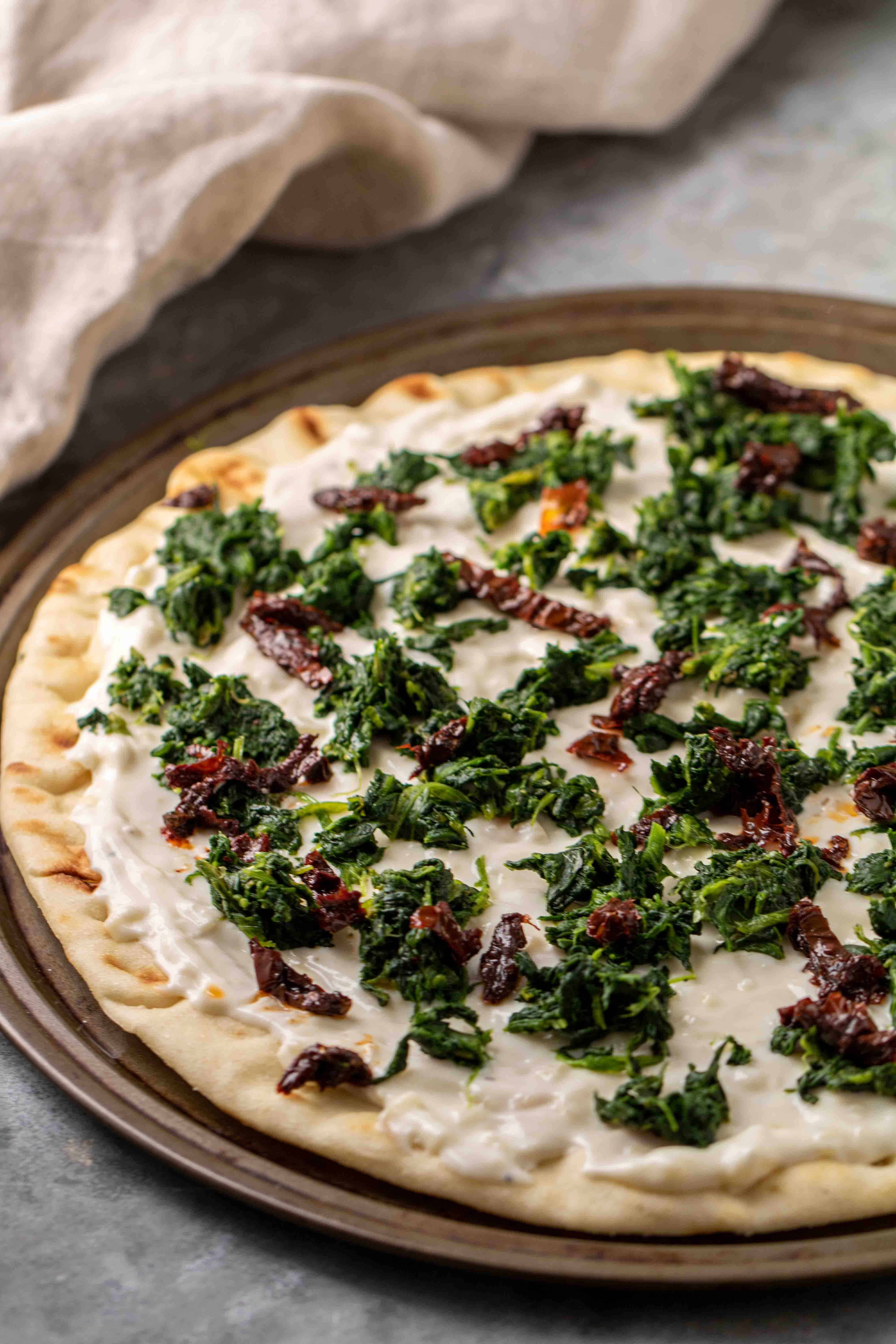 pizza aux épinards avec sauce blanche avant cuisson