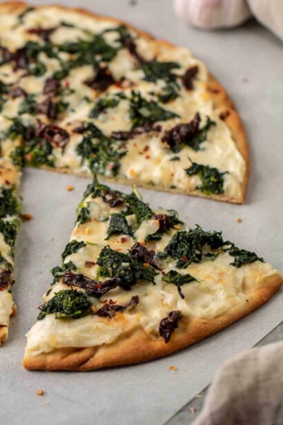 Pizza rapide aux épinards et sauce blanche