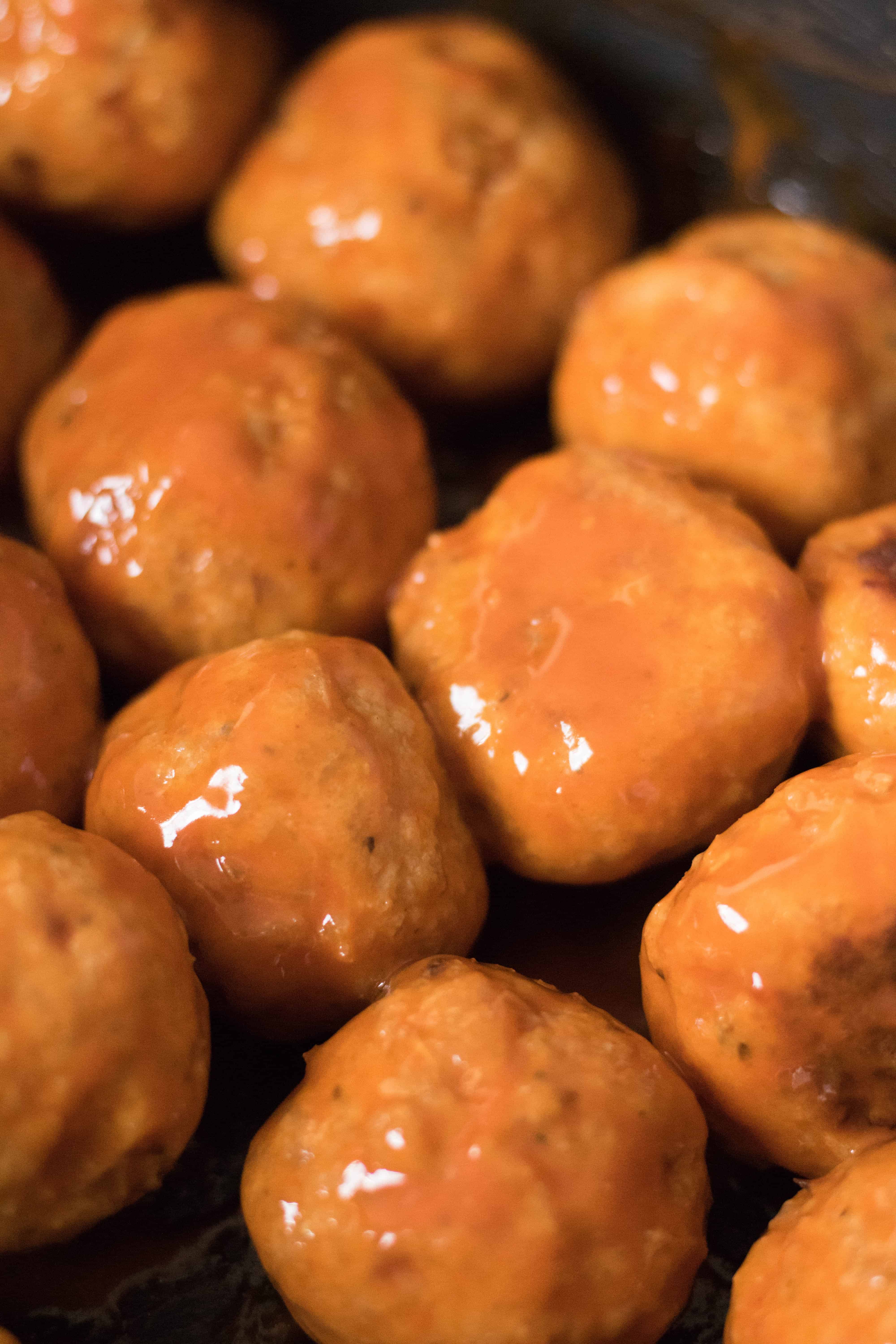 Boulettes de poulet cuites et nappées de sauce buffalo
