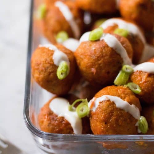 Délicieuses boulettes de poulet buffalo. Saines et bonnes pour la santé