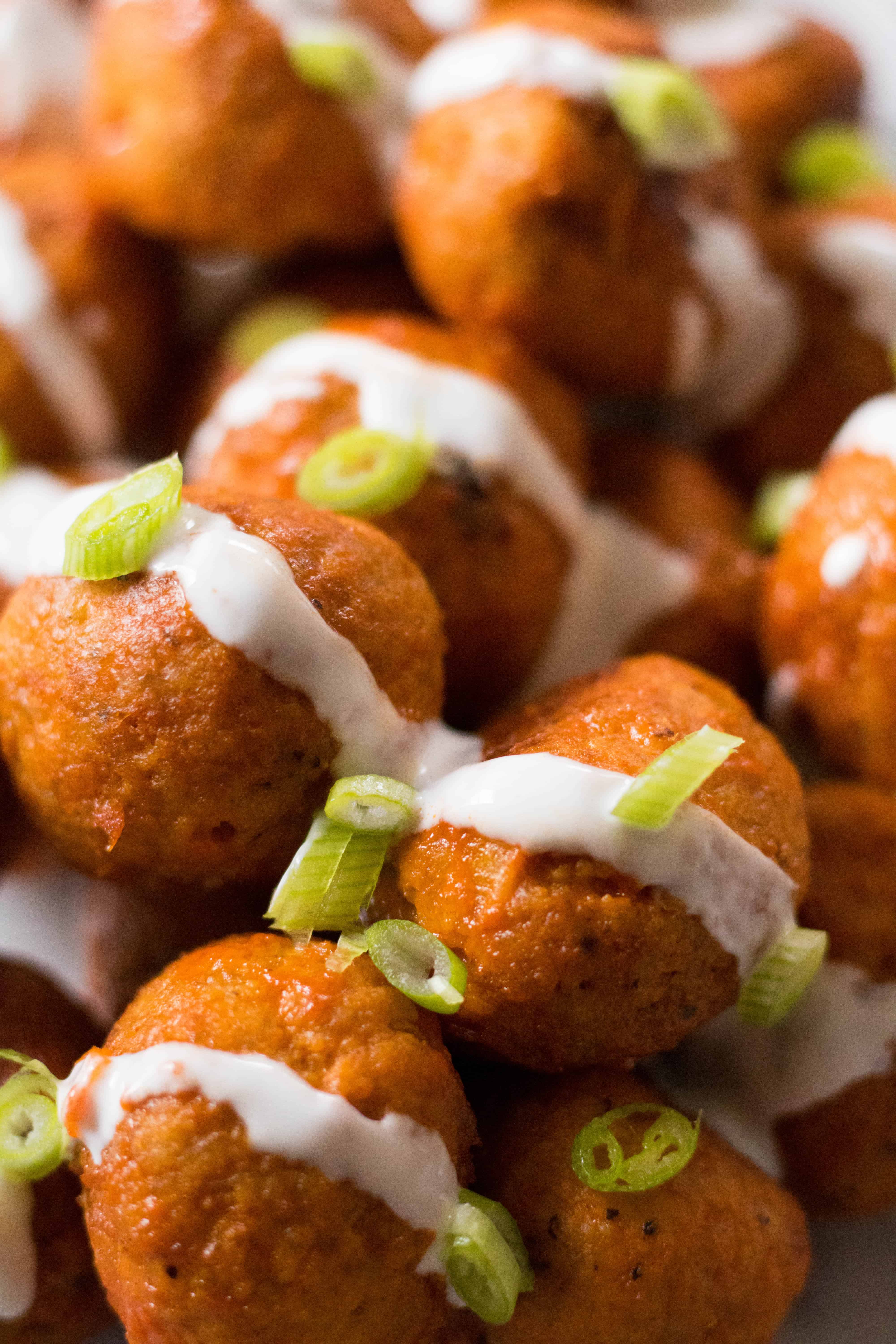 Boulettes de poulet buffalo avec du ranch et des oignons en topping