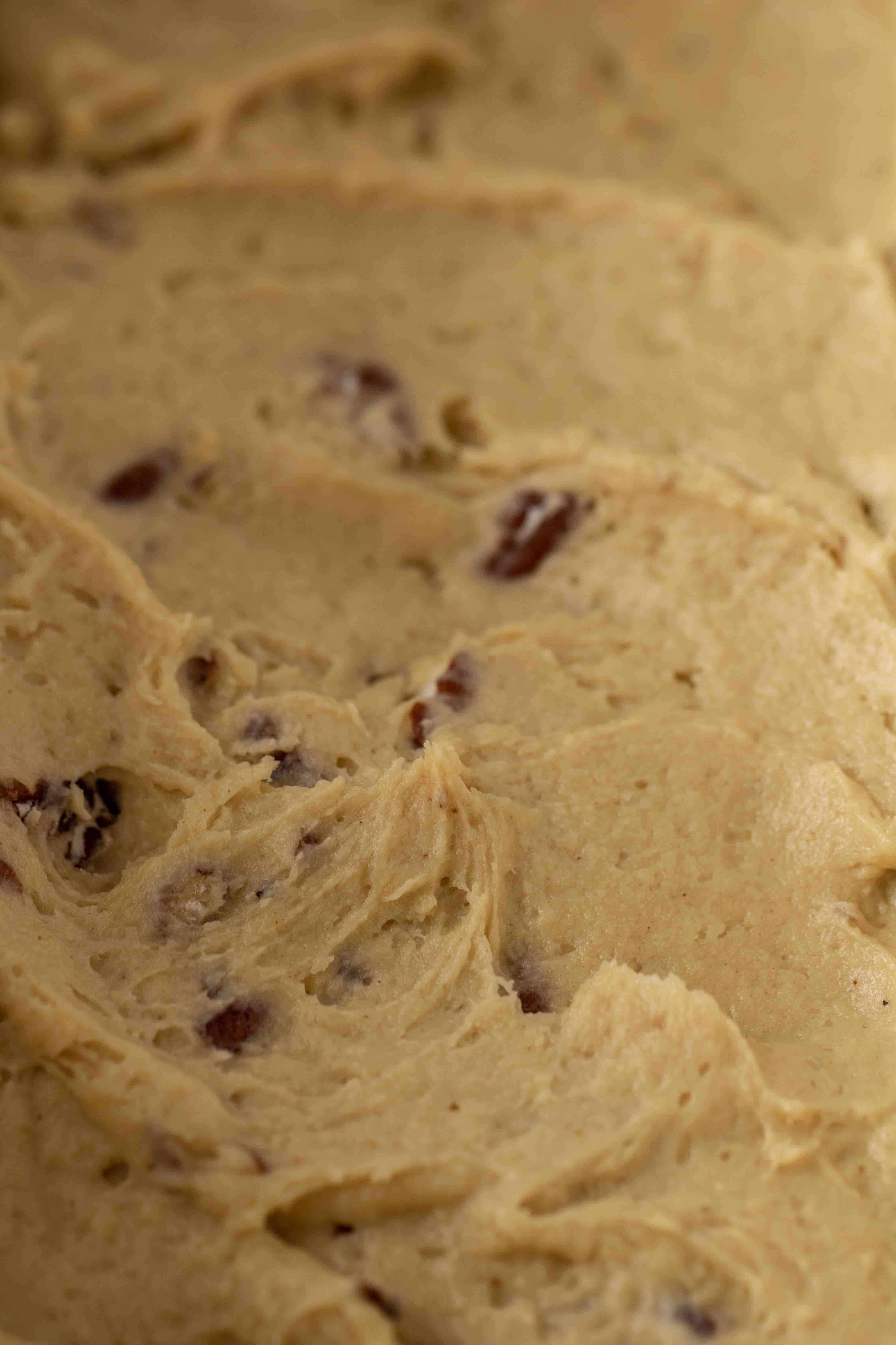 Pâte du pain aux noix de pécan et sirop d'érable dans le moule