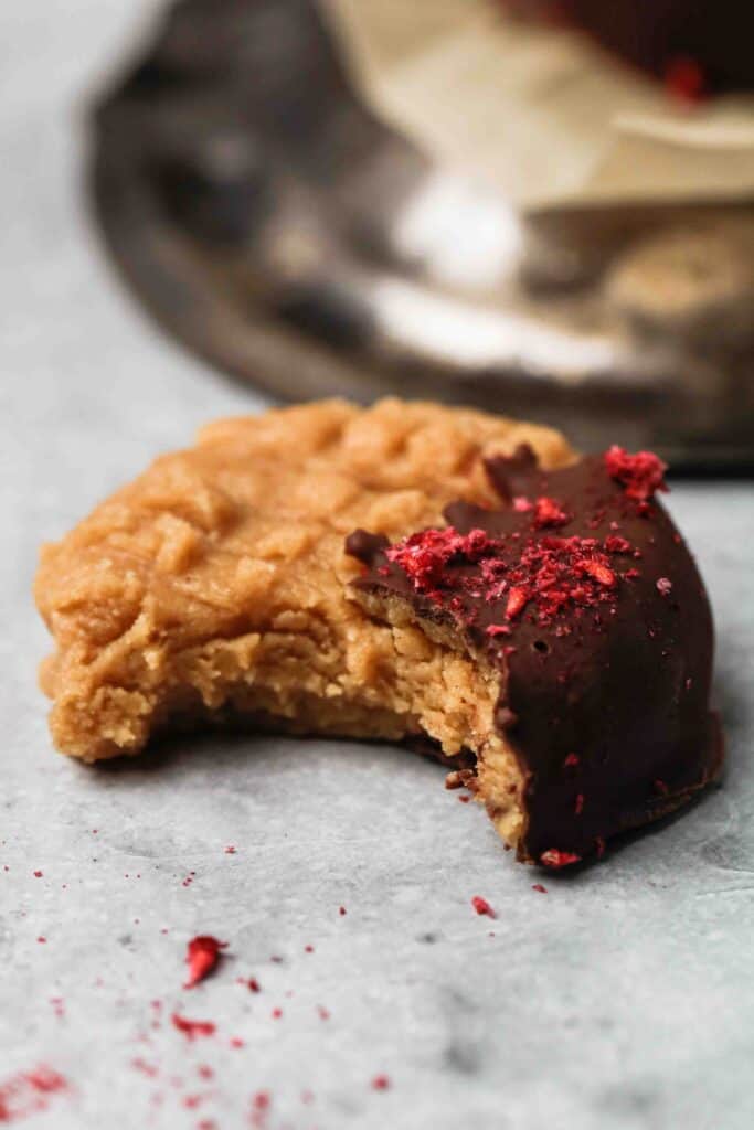 zoom sur un cookie cru à la pâte d’arachide sans cuisson en 3 ingrédients