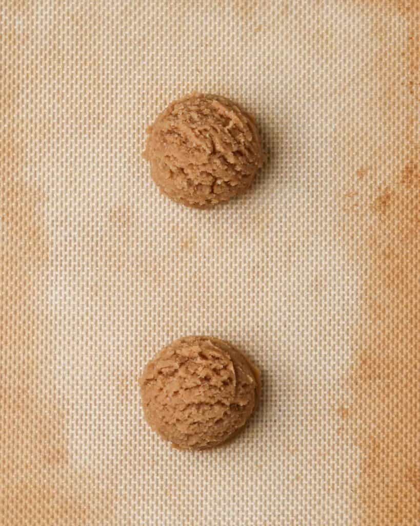 Boules de pâte à cookies à la pâte d’arachide crues avant refroidissement au congélateur