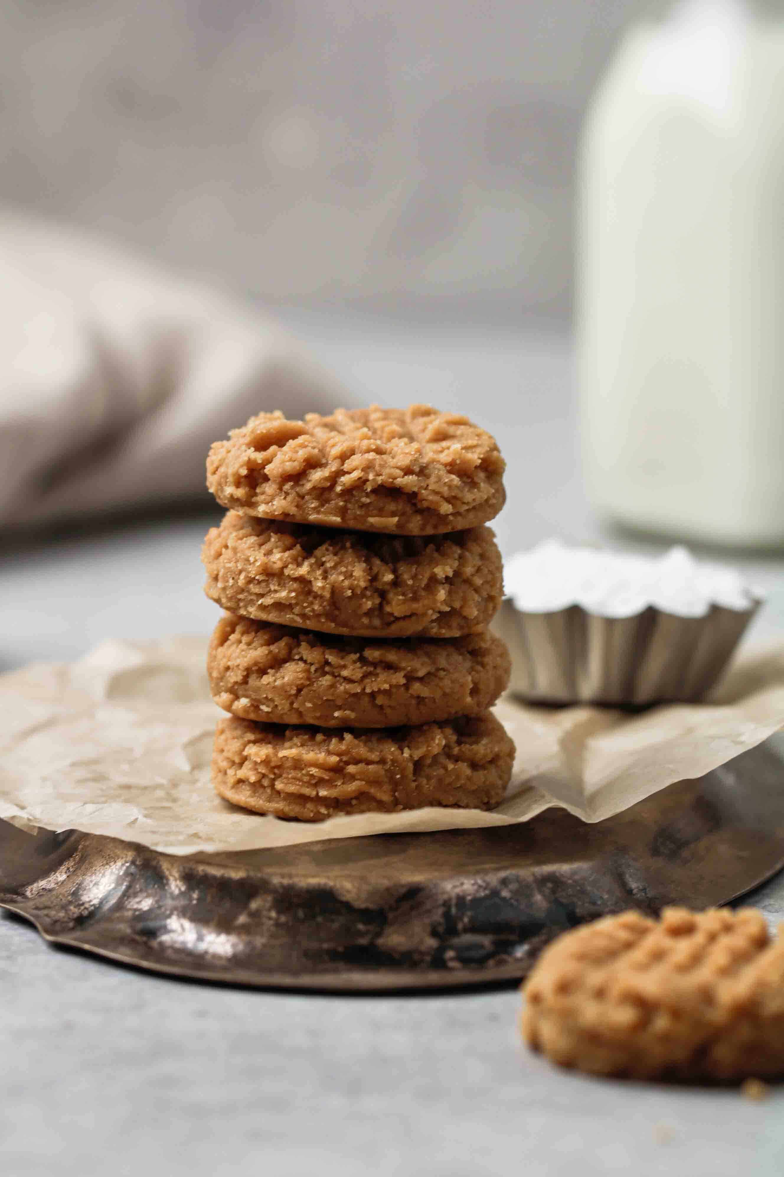 Pile de cookies crus vegan au beurre d’arachide