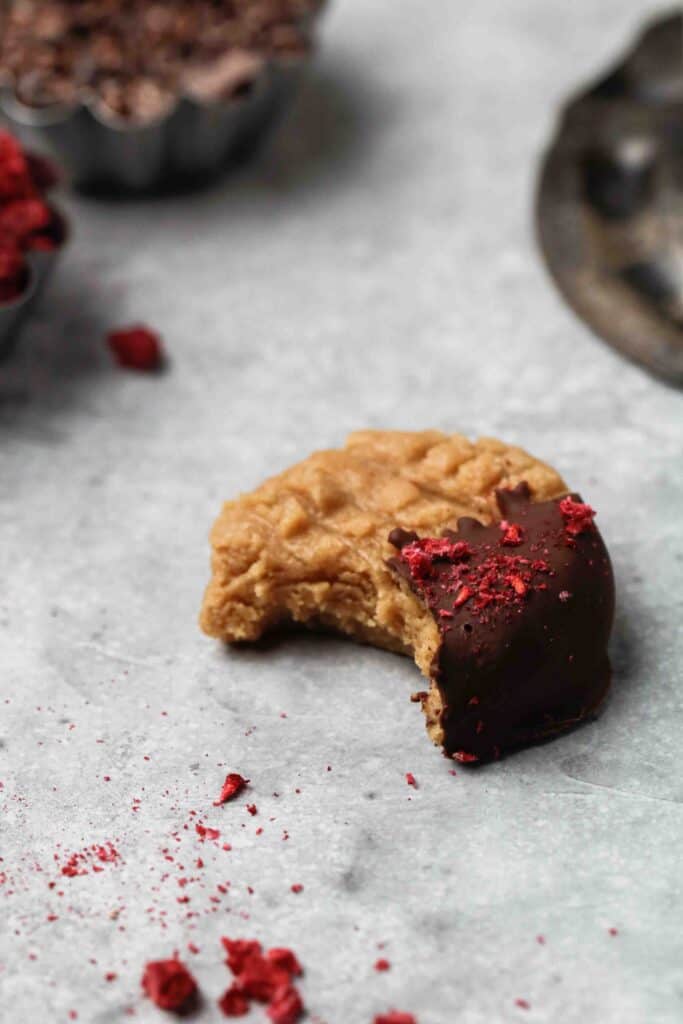 Cookies à la pâte d’arachide trempés dans du chocolat