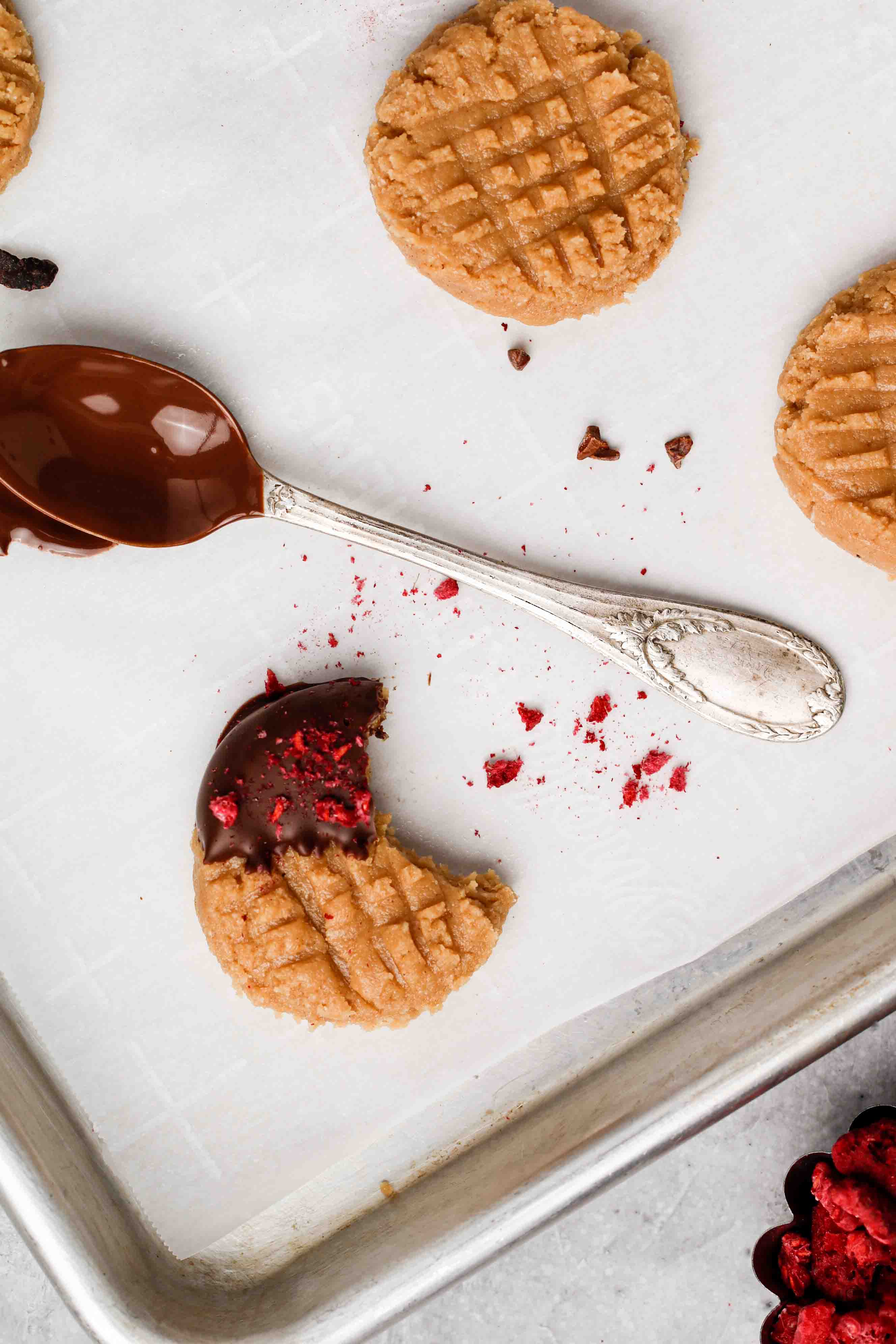 Prise de vue aérienne de cookies au beurre d’arachide avant congélation