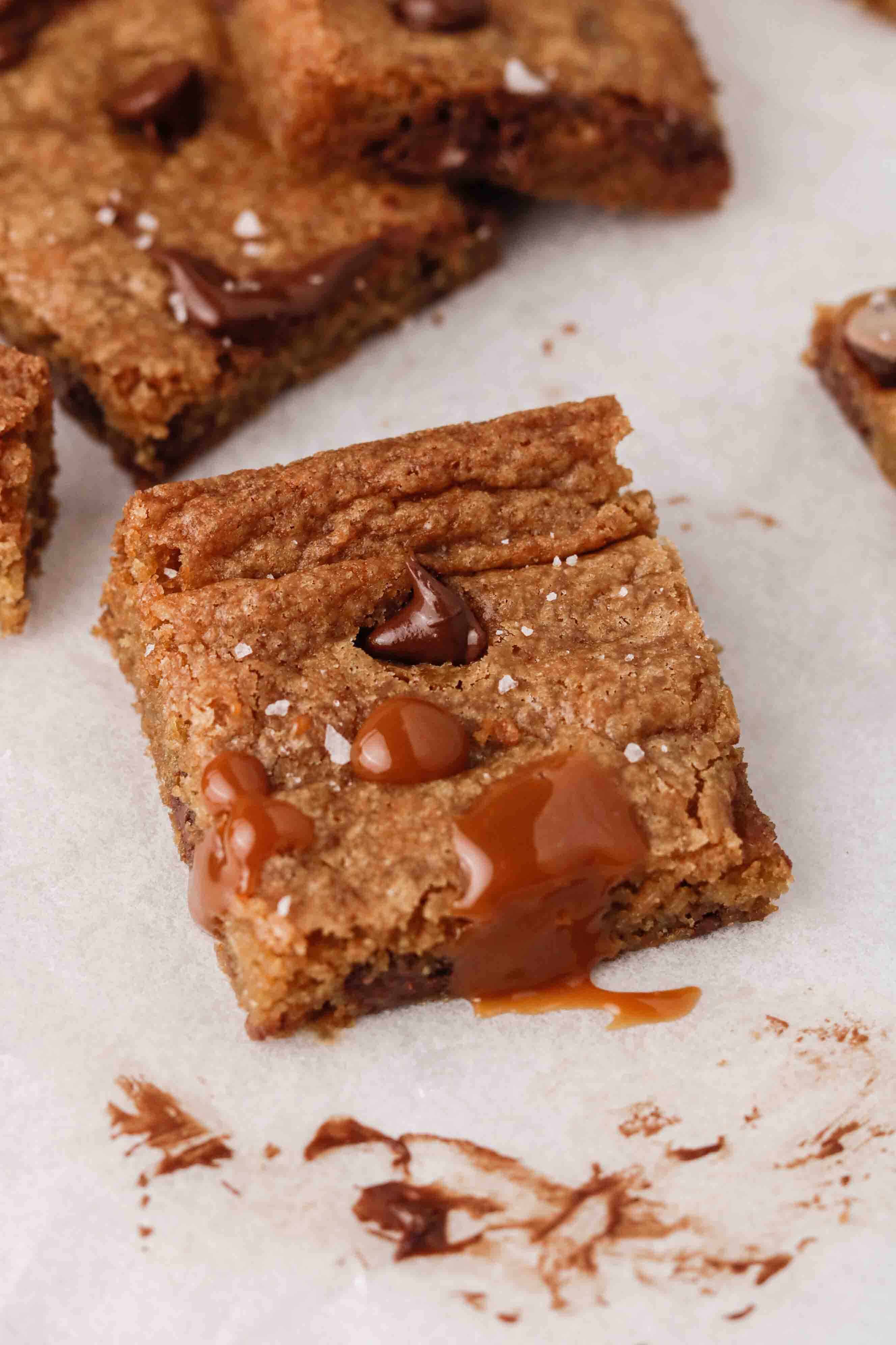 Flocons de sel marin sur une barre de cookies