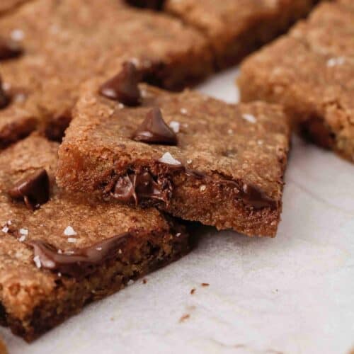 Zoom sur des barres de cookies aux pépites de chocolat