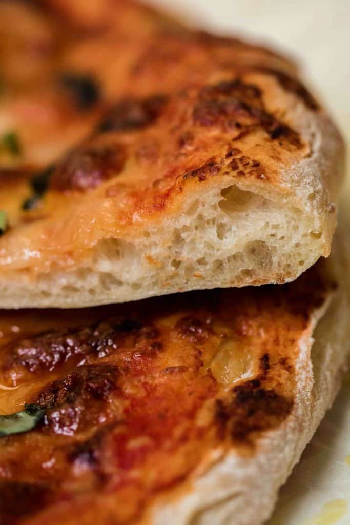Zoom sur la croûte de pizza