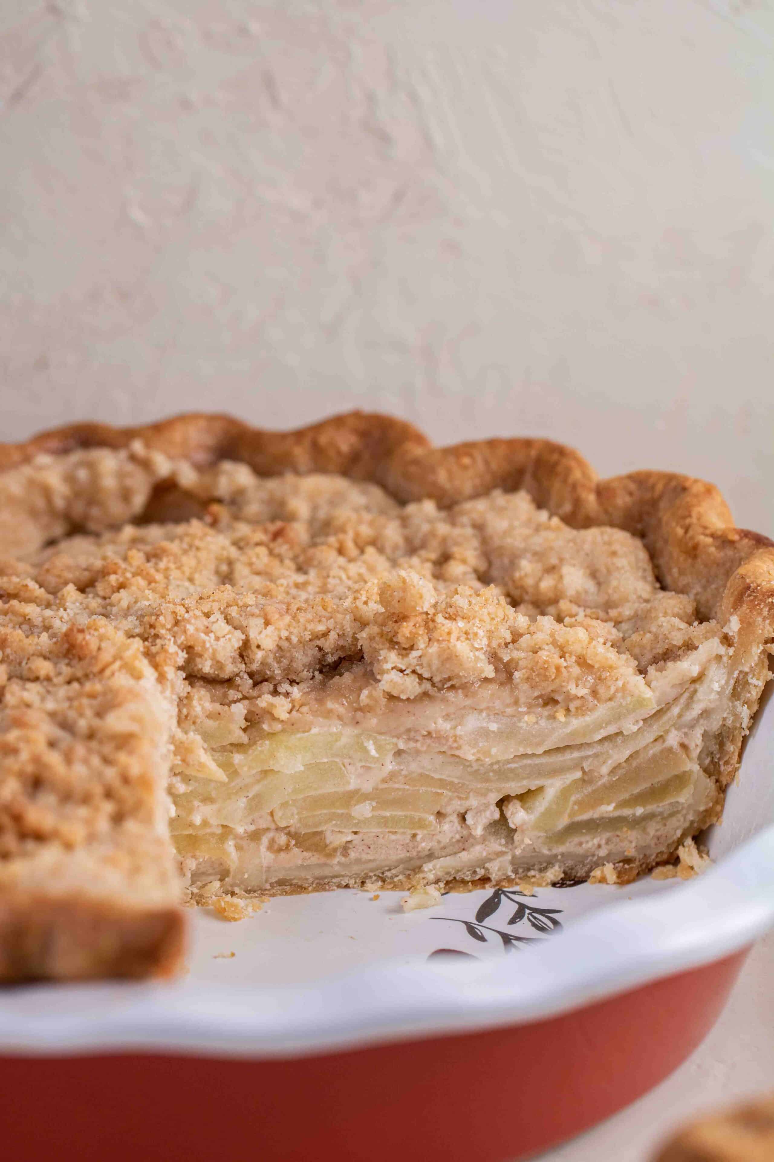 Tarte aux pommes entière, tranchée, montrant l’intérieur avec des pommes cuites