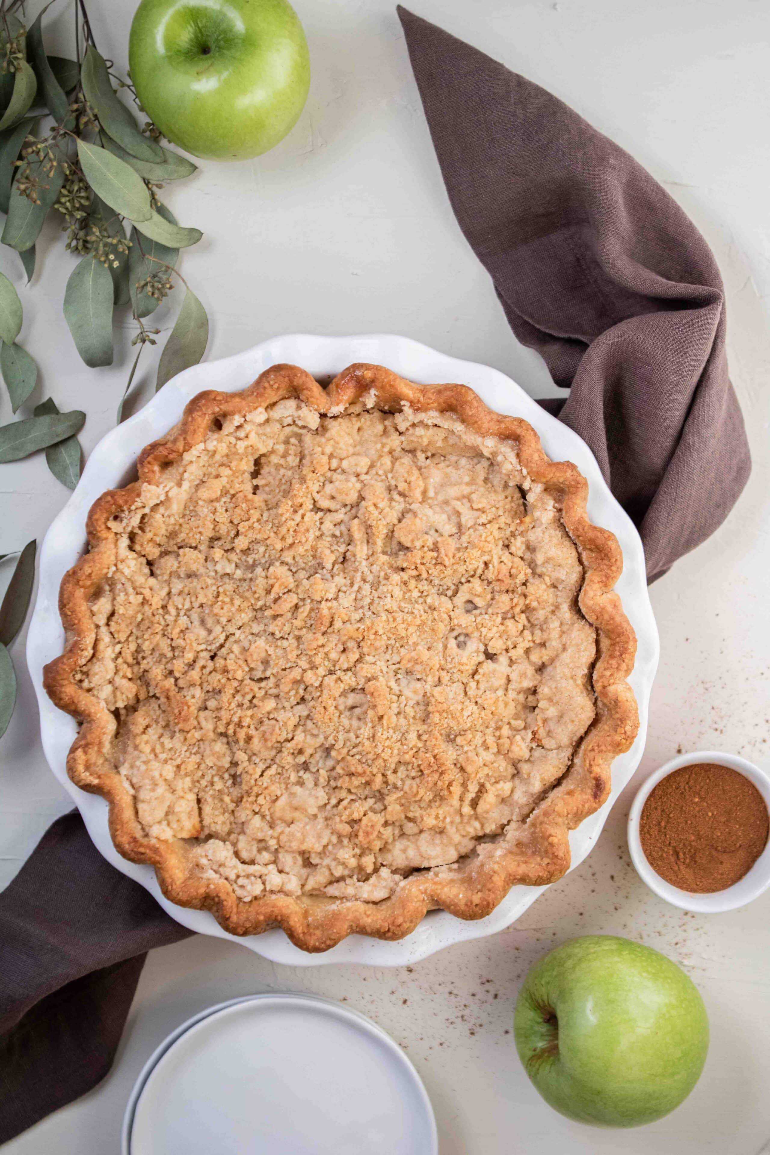 Prise de vue du dessus de la tarte néerlandaise aux pommes avec des pommes de côté