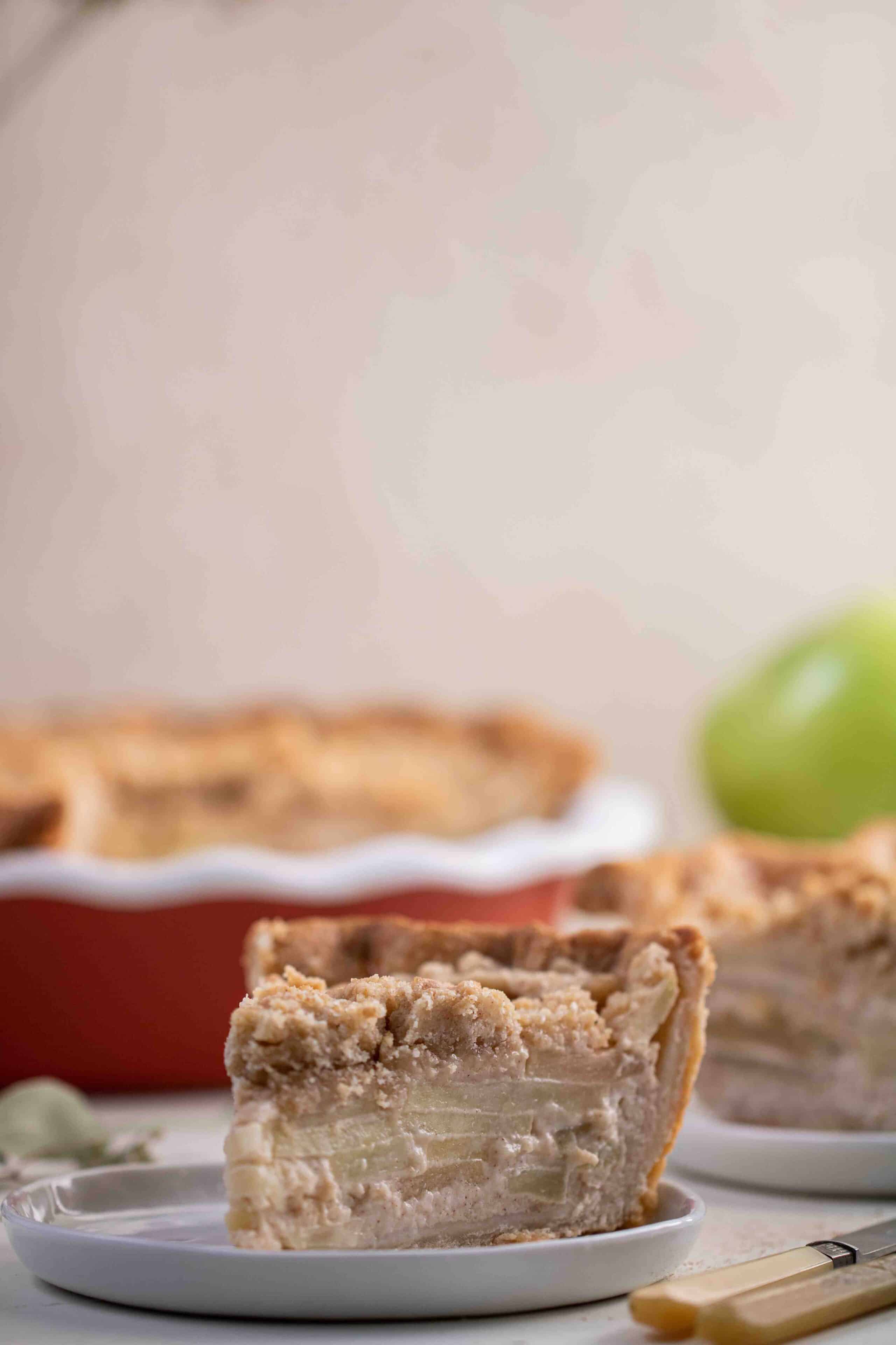 Vue en gros plan d’une tarte aux pommes montrant la texture de chaque tranche