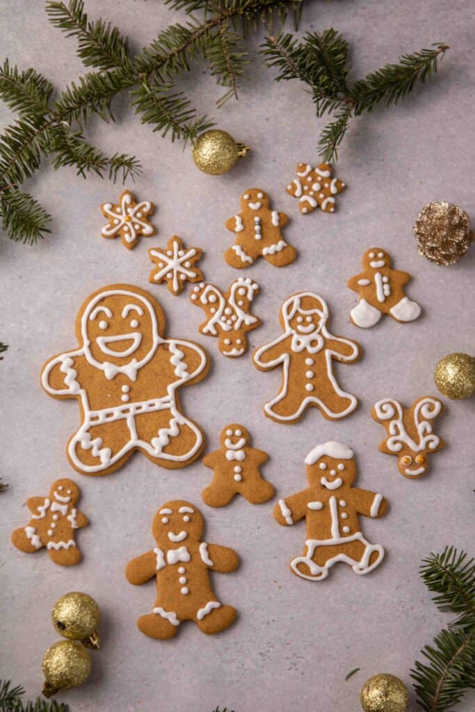 Décoration de biscuits en pain d’épice en forme de bonhommes
