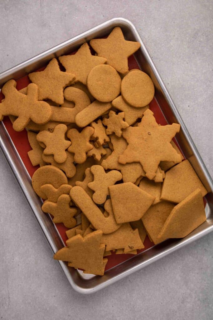 Biscuits découpés en pain d’épice