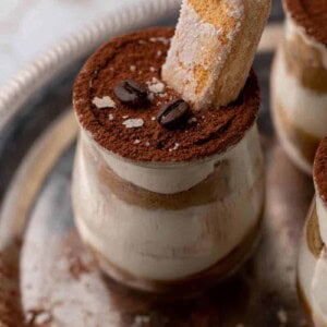 Tiramisu caramel avec décoration de biscuits à la cuillère