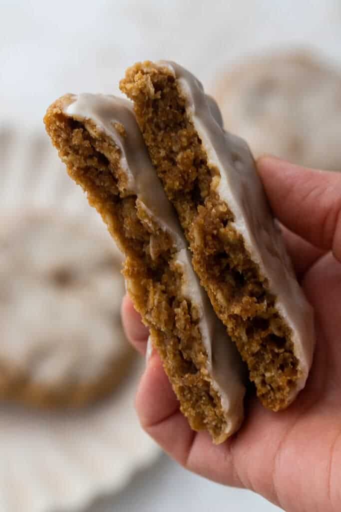 Main tenant des biscuits à l'avoine