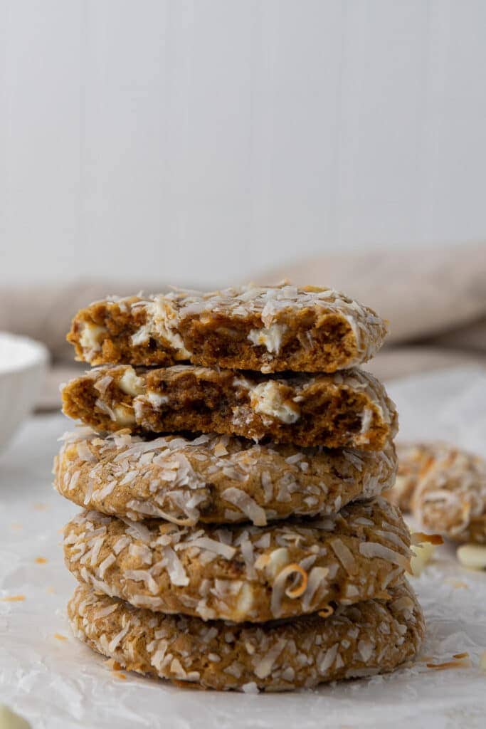 Pile de cookies à la noix de coco et chocolat blanc